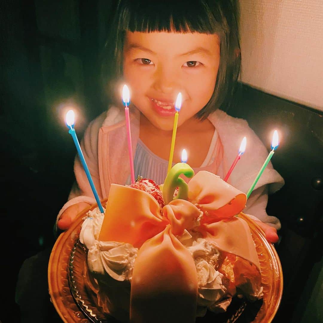 国枝洋子のインスタグラム：「happy birthday junna🎂 6歳になりました！ そしてもうすぐ小学生🥺❤️  はやいなぁ。  ママはじゅんなが とにかく元気いっぱいで たくさん笑ってくれてれば それだけでいいんだよ☺️  たくさんのおめでとうメッセージ ありがとうございました✨ うちのおてんば娘を これからもよろしくお願いします🥰」