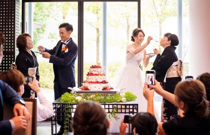 麗風つくばシーズンズテラスのインスタグラム：「今までお世話になったご両家のお母様へケーキのおすそ分け✨  お二人のファーストバイトだけではなくゲストの皆様にもケーキを召し上がっていただき、会場全員で盛り上がってみましょう  #麗風つくばシーズンズテラス  #茨城 #つくば #研究学園  #卒花嫁 #プレ花嫁 #関東花嫁  #全国のプレ花嫁さんと繋がりたい  #日本中の花嫁さんと繋がりたい  #ウェディングドレス #結婚式 #結婚式準備  #ケーキ#ファーストバイト　 #サンクスバイト #サプライズ  #wedding #weddingdress  #weddingphotography  #weddinghair #photos  #welcome #photography  #original #weddingparty  #instagood #instalike  #instagram  #dearswedding  #smile」