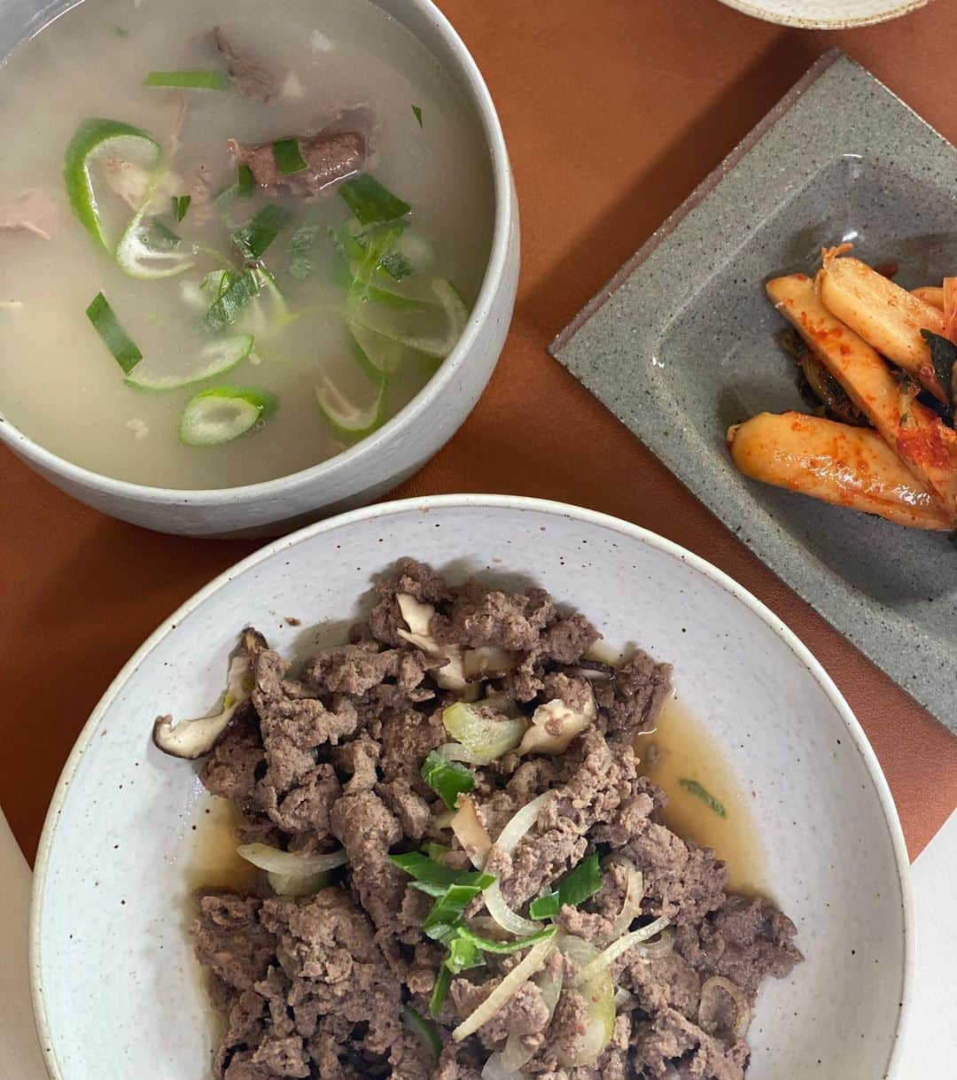 のインスタグラム：「- 태우 @_jungtaewoo 덕분에 한끼 또 든든 아빠가 만든 음식이라니... 멋지다! 곰탕에 총각무는 먹으면서 먹고 싶은 조화구요. 고기 참.. 안먹는 울 아드님 오늘은 그래도 불고기로 엄마 맘좀 편하게 해주네요😅  #고마워요삼촌 #대디푸드 👍🏻 #저녁은뭘해먹을까나~~~」