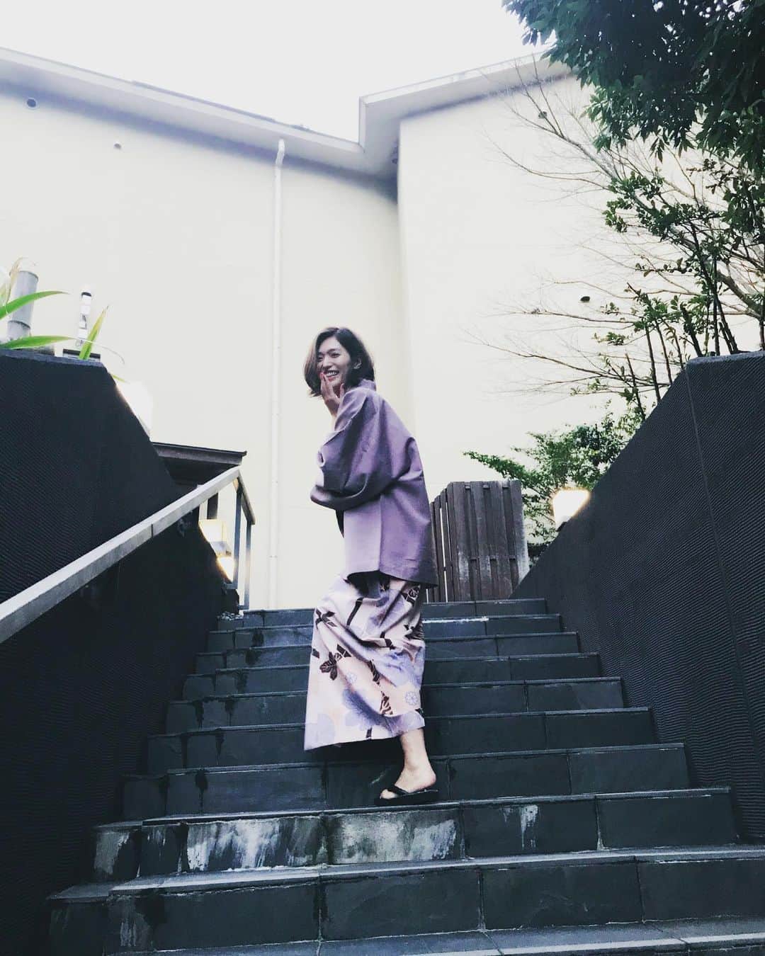 廣瀬規子のインスタグラム：「3年前の今頃。 ・ 女2人旅。箱根の温泉♨️ ・ 電車での道中も、、うっかり八兵衛炸裂で、、、 楽しかったなぁ、、、 ・ 最近、iPhone の写真にFor youで色々上がってくるから、、、色々懐かしんじゃう😌 ・ 温泉、、行きたいなぁ♨️ ・ #throwback  #思い出 #今月2度目ましての #思い出温泉投稿w #冬になると特に温泉に行きたくなる #電車乗り換えの時 #キャリーケースをまるっぽ忘れてるくせに #涼しい顔で下車したのは #はい私です」