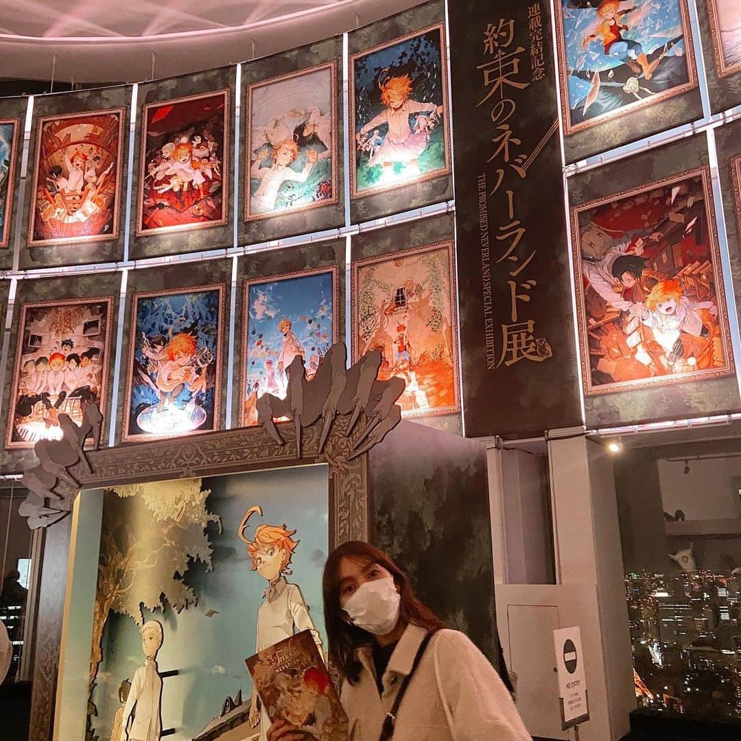 丸山リサさんのインスタグラム写真 - (丸山リサInstagram)「この間行ってきた約ネバ展💫﻿ ﻿  予約制だったから全然混んでなくてじっくり見れた🥺﻿ 絵も世界観もほんとに良かった〜☺️﻿ ﻿  スノードームは チビレイとムジカを当てた🙆🏻‍♀️　﻿ ﻿ ありがと〜❤︎ @nanami_kano  ﻿ ﻿ #約ネバ展　#約束のネバーランド展」1月23日 15時23分 - riri_929