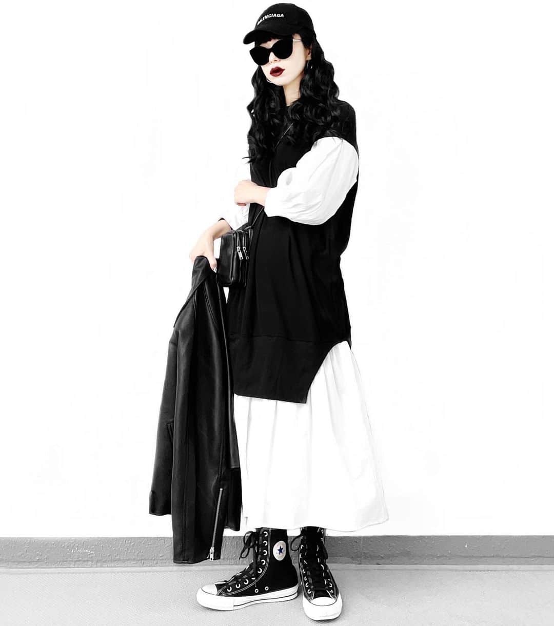lve_xxxxのインスタグラム：「.﻿ .﻿ ちょいと可愛いﾃﾞｻﾞｲﾝ系の﻿ ﾜﾝﾋﾟｰｽ👗﻿ ﻿ ぱっと見可愛すぎるかな？と﻿ 思ったけど実際着たら私でもイケる👍﻿ ﻿ 袖と裾がﾄﾞｯｷﾝｸﾞになっており﻿ 袖のﾎﾞﾘｭｰﾑ感がかわゆいﾓﾉﾄｰﾝなﾔﾂ🖤🤍﻿ ﻿ CAPとｽﾆｰｶｰでｶｼﾞｭｱﾙ合わせで﻿ ｺｰﾃﾞしてみました☺︎﻿ ﻿ 春先から夏初まで着られる素材で﻿ 今から、ながーくご愛用頂けます☺︎﻿ ﻿ ﻿ ※ 以前よりご意見を頂いていたので﻿ 今回より実践してみます📝﻿ ﻿ @lveu.official のｱｲﾃﾑ﻿ 新作使ったｺｰﾃﾞの時。﻿ ﻿ ｻｲﾄより引用してｻｲｽﾞや素材﻿ 身長別も載せておきます☺︎﻿ 参考に頂けましたら幸いです🥺﻿ ﻿ ﻿ 今週日曜日(1/24) 20:00〜﻿ ﻿ 🈟 Layered docking one-piece﻿ @lveu.official ﻿ ﻿ ﻿ －－－－－－－－－－－－－－－－－－﻿ ﻿ その他ｺｰﾃﾞｱｲﾃﾑ詳細は﻿ WEARをご覧くださいませ。﻿ ﻿ WEAR ： lvexxxx ﻿ 💻 https://wear.jp/sp/lvexxxx/﻿ ﻿ ﻿」