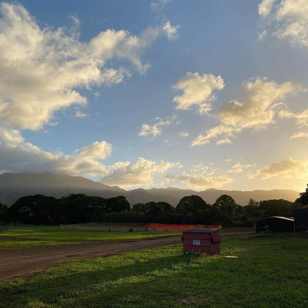 工藤まやさんのインスタグラム写真 - (工藤まやInstagram)「小さな島なのに、ホノルルはタウンで、ノースショアはカントリー。うちから45分でこれだもん。のどかでおおらかでほっこり。ここでロケしたい人〜、はーい🙋‍♀️💚  #ハワイ #northshore #hawaii #instadaily」1月23日 15時25分 - mayahawaii325