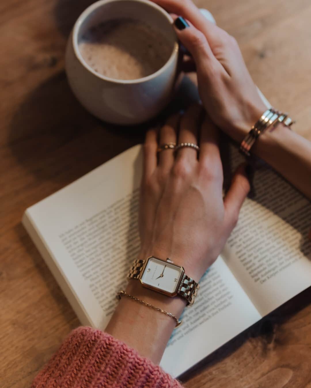 Kapten & Sonさんのインスタグラム写真 - (Kapten & SonInstagram)「'Drink some coffee and then fix the world.' 💛 @viktoriafukazawa enjoying some me time with a good book and our beloved watch Grace Gold "Steel" ✨ - which is finally BACK IN STOCK! Hurry up to get yours! #bekapten #kaptenandson⁠ .⁠ .⁠ .⁠ #watch #mornings #details #dailyinspo #ootd #outfit #inspiration #style #fashion #inspo ⁠」1月23日 15時30分 - kaptenandson