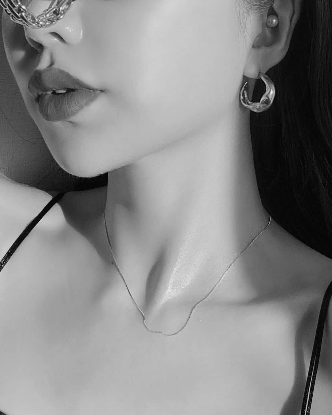 梯真奈美さんのインスタグラム写真 - (梯真奈美Instagram)「素肌に馴染んで上品に輝くjewelry。  付けているのを忘れてしまうほど自然なつけ心地で、繊細な美しさを表現してくれる華奢なチェーン。  シンプルに魅せるのもアリ♡  #ネックレス #k10 #eimy #eimyistoire」1月23日 15時32分 - official_manami