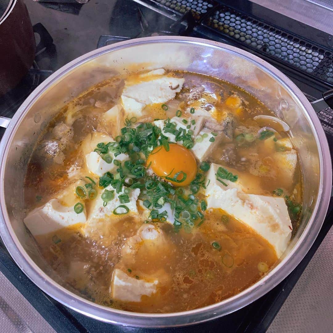 並木万里菜さんのインスタグラム写真 - (並木万里菜Instagram)「寒い日には スンドゥブが食べたくなるので作りました🥘  お豆腐は切らずに一丁をスプーンで崩しながらいれます。 そうすると断面からスープが しみこんで美味い。 　 　 #隠し味は#たらこ です。 　  お出汁を取らずに手軽に旨みが出るのでおすすめ👌✨  #韓国料理#スンドゥブ #隠し味なんて #上級者みたいなこと言ってみる #たらこ #かけうどん#トッピング したら#お店の方に #びっくりされました #これって私だけですか  #オシメシ #並木万里菜」1月23日 15時32分 - marina_namiki
