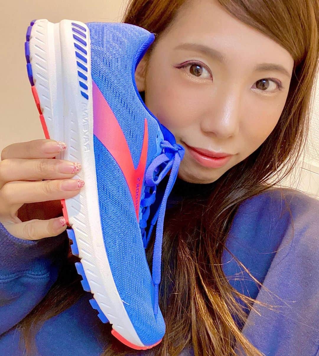 下門美春のインスタグラム：「えー。やっぱり青って出にくいなぁ。 写真じゃなければ青だね！って分かるのに。アイラインオレンジしか残らない😢⚡️ 今日はシューズdeメイク企画第5弾、 RAVENNA11でーす🙋‍♀️✨ #brooks #japan #marathon #runner #running #training #マラソン #マラソン女子 #ランニング #ランニング女子 #ravenna11 #シューズdeメイク @brooksrunningjp  @brookswomen  @brooksrunning @urglam_official」