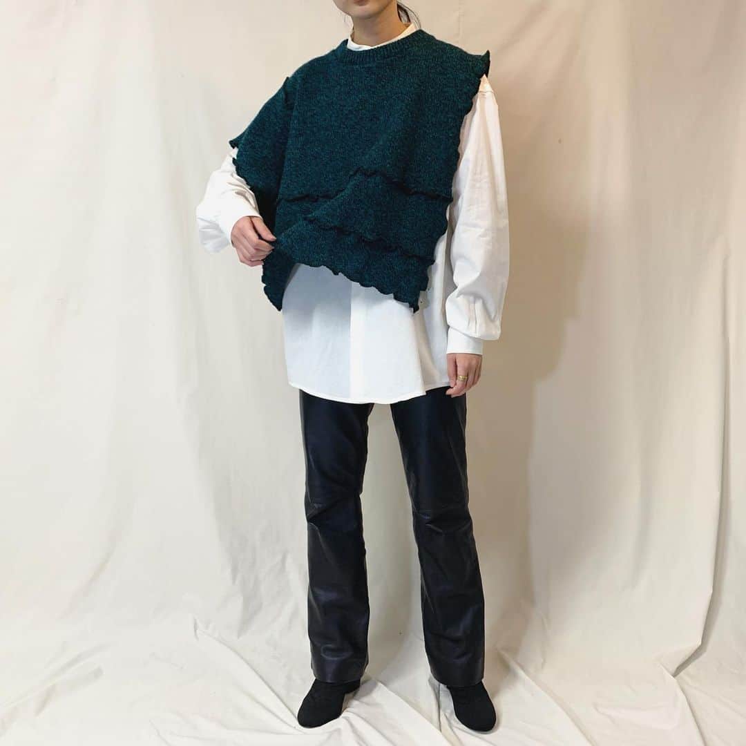i nouのインスタグラム：「. SOLD.  stitch design asymmetry melange knit vest  片側サイドオープンのデザインで、振り切ったアシンメトリーがユニークなニットベストです。 #inou_vintageclothing」