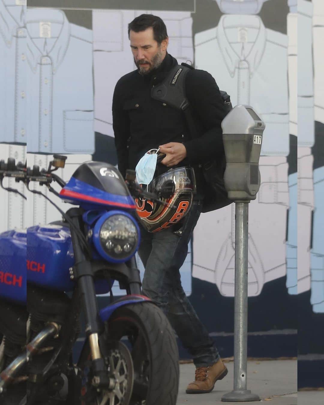 Just Jaredさんのインスタグラム写真 - (Just JaredInstagram)「Keanu Reeves shows off his silver tipped beard while getting ready for a motorcycle ride in LA #KeanuReeves Photos: Backgrid」1月23日 15時37分 - justjared