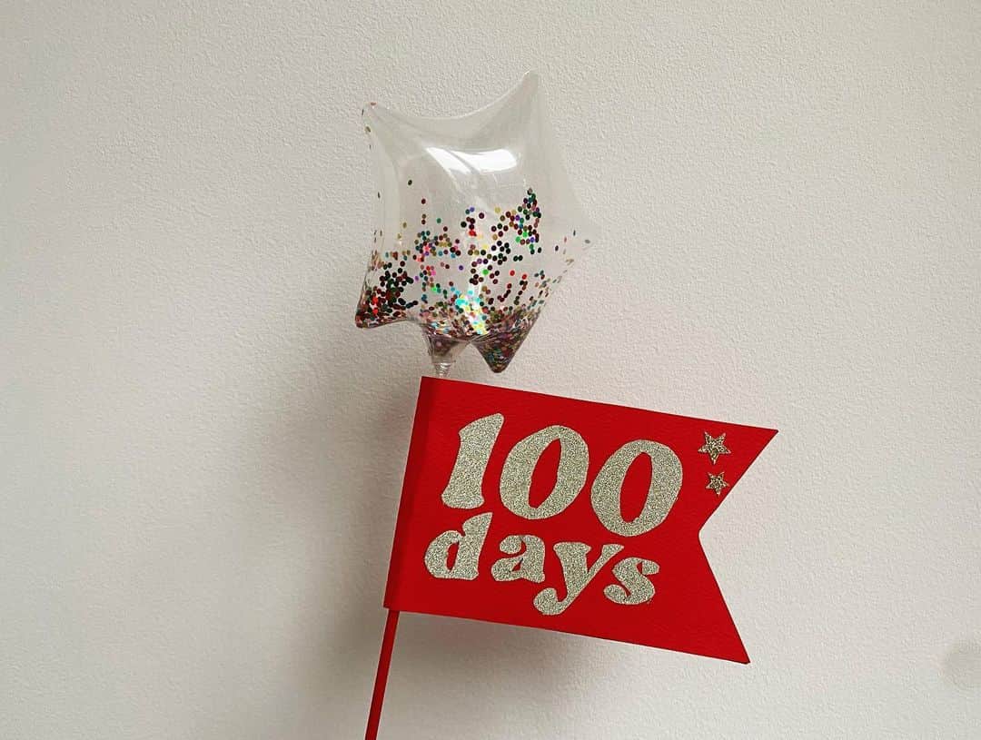 エリイ さんのインスタグラム写真 - (エリイ Instagram)「お食い初め🪢 HAPPY 100 days❤️👑 4枚目の風船は @anurah0511 が手で文字をくり抜いて作ってくれました~🚩💯」1月23日 15時40分 - elliechimpom