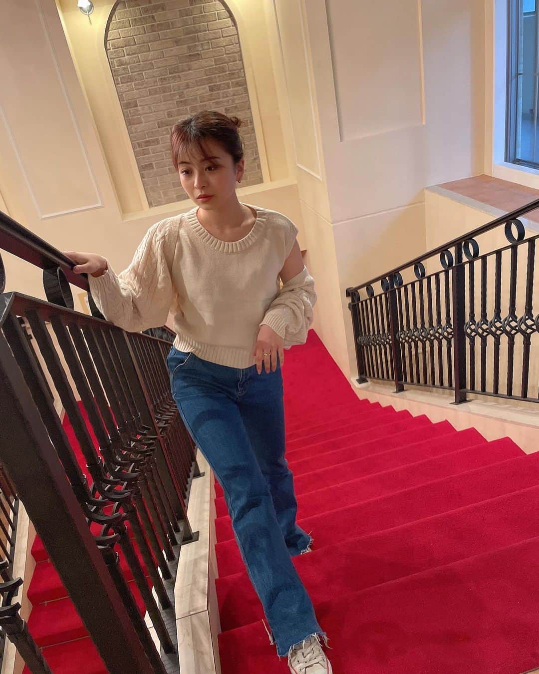 のインスタグラム：「おばぁちゃまのマンション ホテルみたいで好きな空間がたくさん❤︎  人気のボレロニット入荷してます🧶 羽織とセットになっていて春先にもおすすめ❤︎ #openclose」