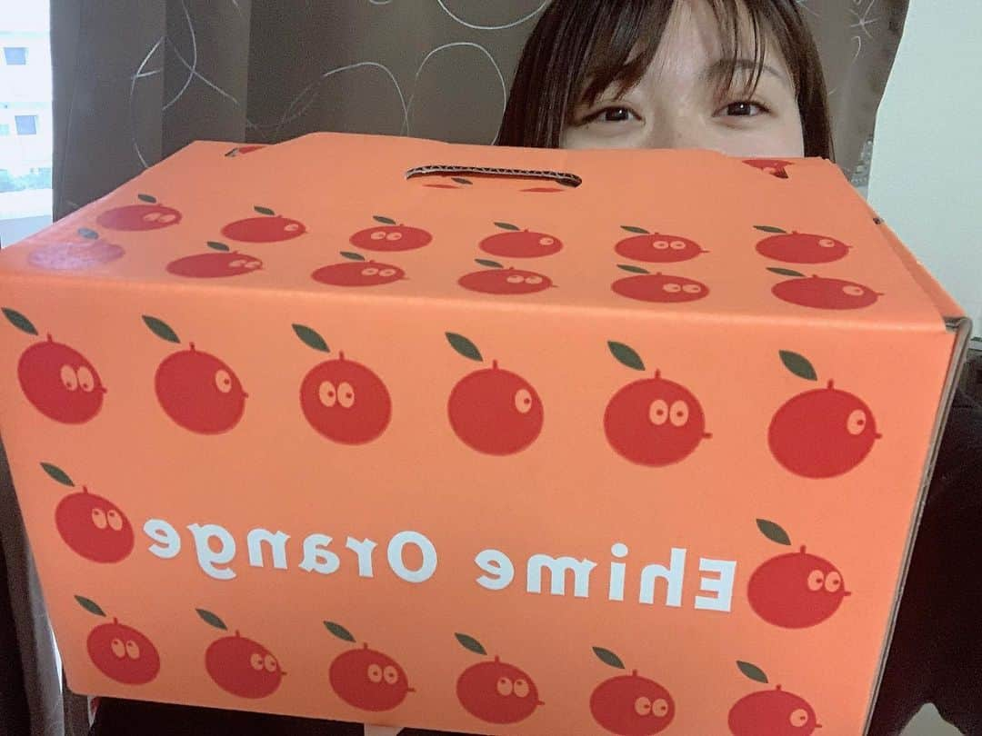 中村水月のインスタグラム：「うちに届いたたくさんのみかん🍊 届いてすぐ開けて食べたら 手が止まりません…  中島さんの元気受け取りました！  @aroma_school_toccare   #みかん #🍊 #陸上 #中村水月 #セルフィー #元気 #元気100倍」