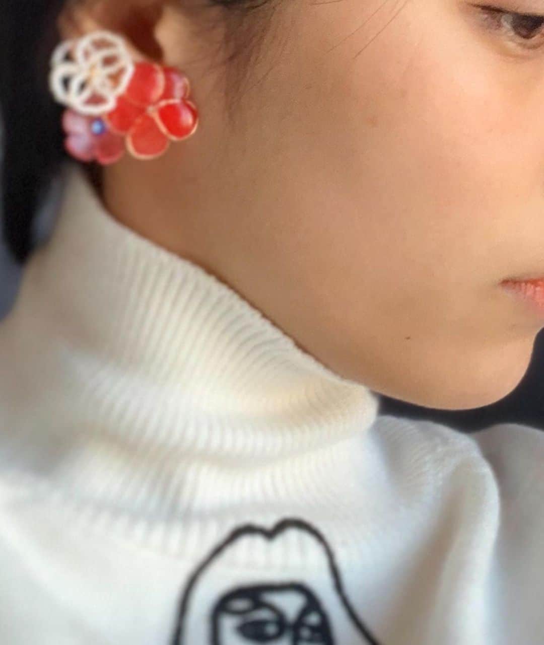 春川芽生のインスタグラム：「黒染め投稿もしかと🆙🆙  良いお年を、からのあけおめ直結コースで 【 @air_sugisaki 】さんにお願いしましたやーつ🙇‍♂️✂︎  不安ながらおそらく初めて洋服をネットショッピングしてみた (#サン宝石除く笑笑)どなたズ井戸端会議タートル🌰🍁と  耳に添わわる【 @aoki_shion 】ちゃの手作りイヤリング🌺 #ゼラニウムだって！  壁の色も例のぽりぽり貼ったリメイクシート！  そして一枚目で気づく、 顎のほくろ。笑笑  いつからついた？？？笑笑 笑」