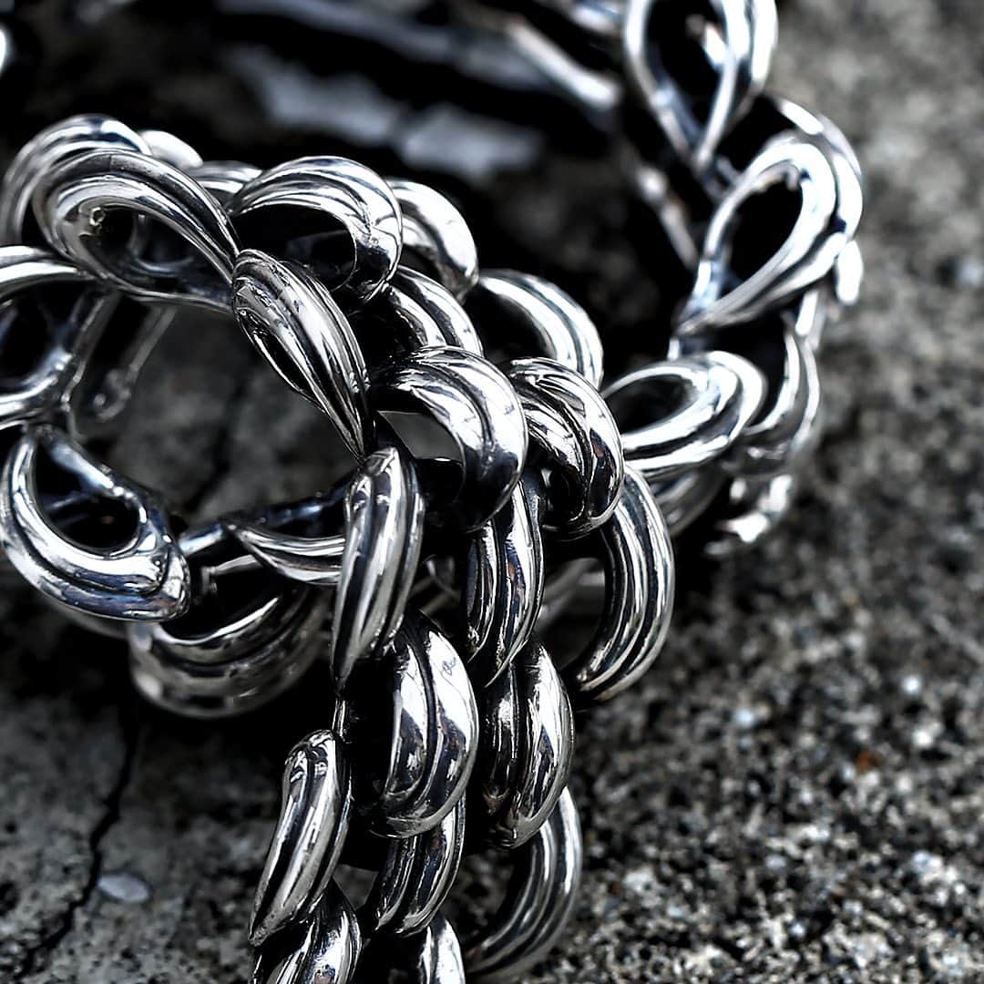ブラッディマリーのインスタグラム：「﻿ Double invisible joint Bracelet : ¥95,000 +TAX﻿ ﻿ ーーーーーーーーーーーーーーーーーーー﻿ ﻿ 2021 Piece of the world「AMABIE」﻿ ﻿ 毎年世界のお守りをテーマにコレクションを展開する「Piece of the world(ピース オブ ザ ワールド)」。﻿ ﻿ 第二弾となる今作は日本の歴史に紐づく予言獣「アマビエ」をモチーフに、ブラッディマリーの世界観で全く新しいお守りチャーム「AMABIE」を表現いたしました。﻿ ﻿ また、今回のコレクションでは限定オリジナルマスクもチャームとセットで発売いたします。﻿ ﻿ 「Piece of the world -AMABIE-」は2021年1月2日(土)より、全国のブラッディマリー取扱店及びオンラインストアで発売を開始いたします。﻿ ﻿ 更に、2020年に発売いたしました「ホルス」も同時期限定にて発売いたしますのでそちらも合わせてご覧ください。﻿ ﻿ ※通常店舗ではチャームのみ販売となります。﻿ ※ブラッディマリー原宿店と心斎橋店ではマスクセットのみ販売となります。﻿ ﻿ − アマビエチャーム −﻿ ﻿ アマビエチャーム ¥23,000(税抜)﻿ K18 アマビエチャーム ¥175,000(税抜)﻿ K18ig アマビエチャーム ¥225,000(税抜)﻿ ﻿ − アマビエチャーム + マスクセット −﻿ ﻿ アマビエチャーム w/マスクセット ¥26,000(税抜)﻿ K18 アマビエチャーム w/マスクセット ¥178,000(税抜)﻿ K18ig アマビエチャーム w/マスクセット ¥228,000(税抜)﻿ ﻿ ※マスク単品での販売はありません。﻿ ﻿ − 販売期間 −﻿ ﻿ 2021年1月2日(土) ～ 1月31日(日)﻿ ﻿ − 特典 −﻿ ﻿ アマビエチャームをお買い上げのお客様には、「オリジナルアマビエステッカー」を差し上げます。﻿ ※数に限りがございますので、なくなり次第終了いたします。﻿ ﻿ − 販売店舗 −﻿ ﻿ [店舗] ブラッディマリー 原宿店﻿ [お問い合わせ] TEL 03-3401-2881﻿ ﻿ [店舗] ビヨンクールキャッスル(ブラッディマリー 心斎橋店)﻿ [お問い合わせ] TEL 06-6484-0717﻿ ﻿ [店舗] ビヨンクールカナッサー 大阪タカシマヤ店﻿ [お問い合わせ] TEL 06-6633-8180﻿ ﻿ [店舗] ビヨンクール 京都タカシマヤ店﻿ [お問い合わせ] TEL 075-252-7529﻿ ﻿ [店舗] ビヨンクール 阪急メンズ大阪店﻿ [お問い合わせ] TEL 06-6313-8733﻿ ﻿ [店舗] ビヨンクール 北千住マルイ店﻿ [お問い合わせ] TEL 03-4376-5204﻿ ﻿ [店舗] ビヨンクール 新宿タカシマヤ店﻿ [お問い合わせ] TEL 03-5361-1294﻿ ﻿ [店舗] ビヨンクール 名鉄百貨店﻿ [お問い合わせ] TEL 052-541-0051﻿ ﻿ [店舗] ビヨンクール ジェイアール名古屋タカシマヤ店﻿ [お問い合わせ] TEL 052-566-8326﻿ ﻿ [店舗] ビヨンクール 新静岡セノバ店﻿ [お問い合わせ] TEL 054-275-1061﻿ ﻿ [店舗] ビヨンクール 浜松店﻿ [お問い合わせ] TEL 053-450-2080﻿ ﻿ [店舗] ビヨンクール 博多阪急店﻿ [お問い合わせ] TEL 092-419-5439﻿ ﻿ [店舗] ビヨンクール キャナルシティ博多店﻿ [お問い合わせ] TEL 092-292-5685﻿ ﻿ [店舗] ビヨンクール そごう広島店﻿ [お問い合わせ] TEL 082-512-7161﻿ ﻿ [店舗] ヴォールト 金沢フォーラス店﻿ [お問い合わせ] TEL 076-265-8406﻿ ﻿ [店舗] ビヨンクール 台北敦南門市﻿ [お問い合わせ] TEL +886(2) 2752 8789﻿ ﻿ [店舗] ビヨンクール 微風信義百貨店﻿ [お問い合わせ] TEL +886(2) 2723-2210﻿ ﻿ [店舗] ビヨンクール 台中公益店﻿ [お問い合わせ] TEL +886-4-2302-0217﻿ ﻿ ※商品詳細につきましては、各店舗にお問い合わせ頂きますようお願い致します。﻿ ﻿  #bloodymaryjewelry #bloodymary #jewelry #silver #fashion #jewelryporn #jewelrydesign #jewelrygram #accessory #accessories #silverjewelry #ブラッディマリー #シルバーアクセサリー #fashionjewelry #black #blackfashion #シルバー #アクセサリー」