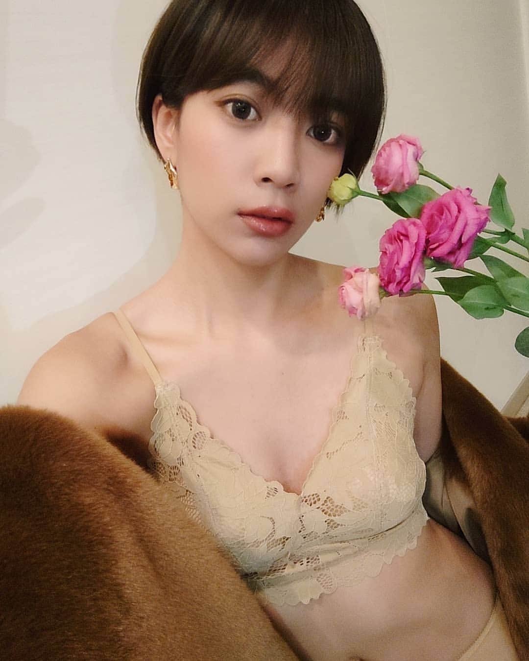 平アスカのインスタグラム：「ノンワイヤーは楽よね〜💐 @carriefranca のこのランジェリー デザインも大人っぽくてすき💓 ありがとう❤️ @sakinanba 🌹💋 . 姿勢良くしておっぱいのふくらみ作るのが目標だなっ #carriefranca #ランジェリー #lingerie」