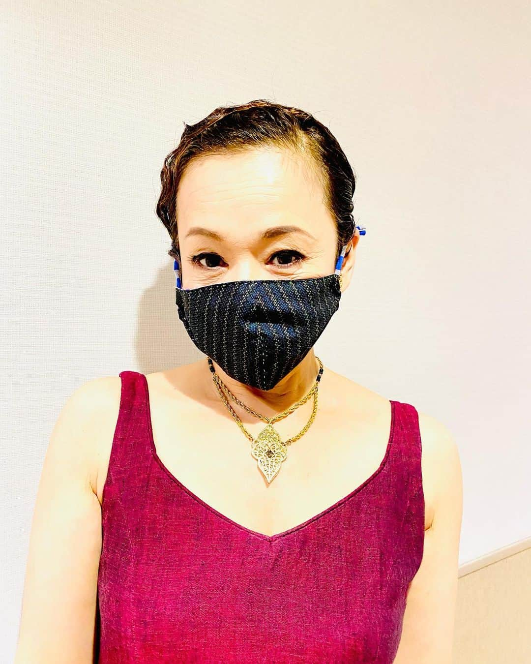 大竹しのぶさんのインスタグラム写真 - (大竹しのぶInstagram)「お友達が作ってくれたマスクです。お母様の着物で作ったんだとか。すごい素敵。しかも苦しくない。いつでもつけられる。 お母さんに私まで守られてる様な気持ちになります。 今日も一回終わりました。 ありがとう❣️ あー、もう本当に本当にありがとう。 #マスク #ありがとう #フェードル #シアターコクーン #大竹しのぶ」1月23日 16時03分 - shinobu717_official