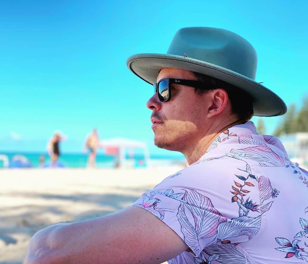 トッド・ラサンスのインスタグラム：「New hat who dis? 🎩 🌴」