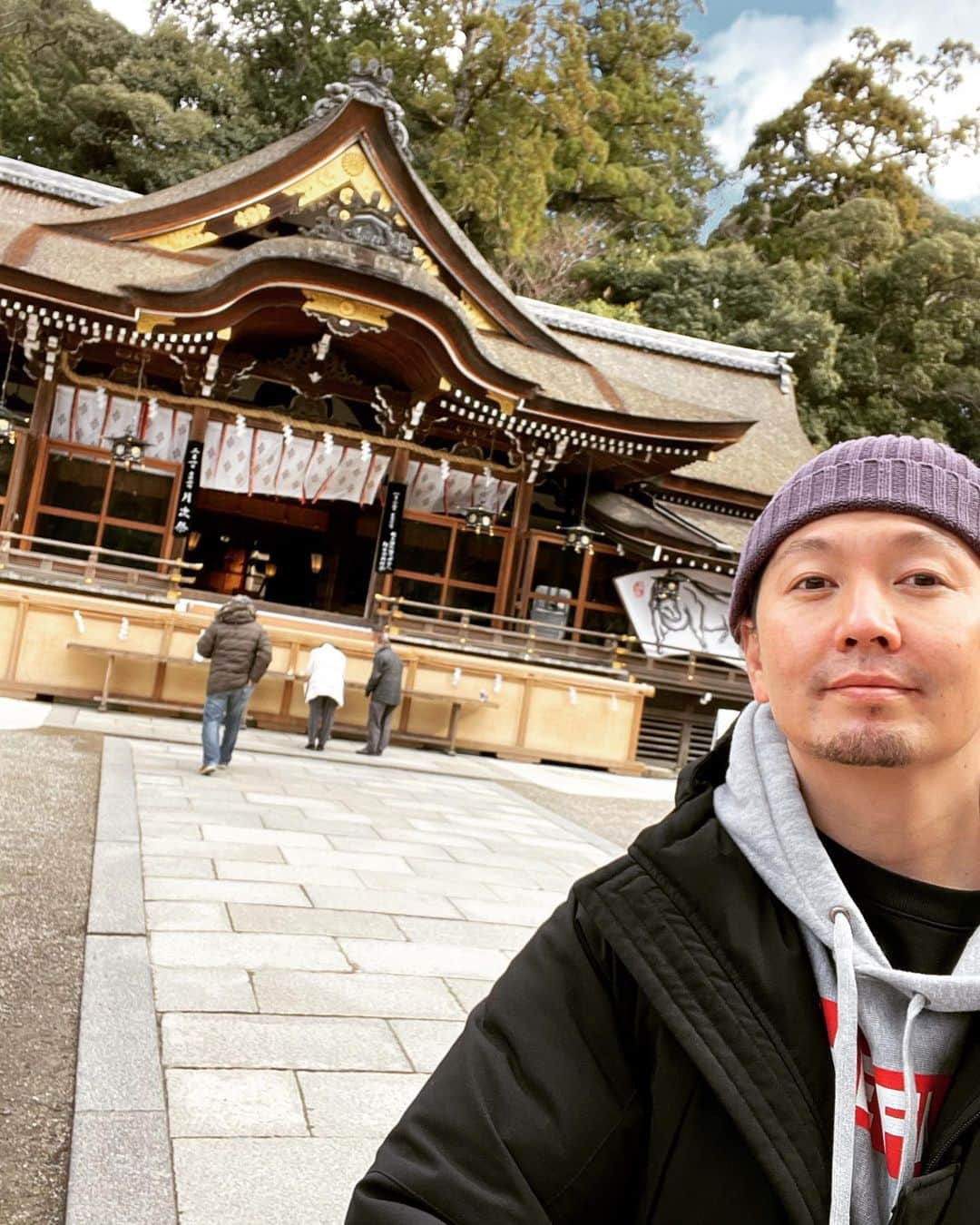 SHOCK EYEさんのインスタグラム写真 - (SHOCK EYEInstagram)「日本最古の社、大神神社⛩ 大好きな神社の１つ。 ここに初めて行ったのは、３年前、、 大好きだった奈良のレゲエの先輩、アサオ君に連れてってもらったんだ😊 その時はあまりゆっくりできなくて、、 「また必ずゆっくり訪ねに来ますね」 って☺️ この前、その約束を果たしだんだよ。 アサオ君、、 空の上から、見ててくれたかな？  #神社 #大神神社 #奈良」1月23日 16時20分 - shockeye_official