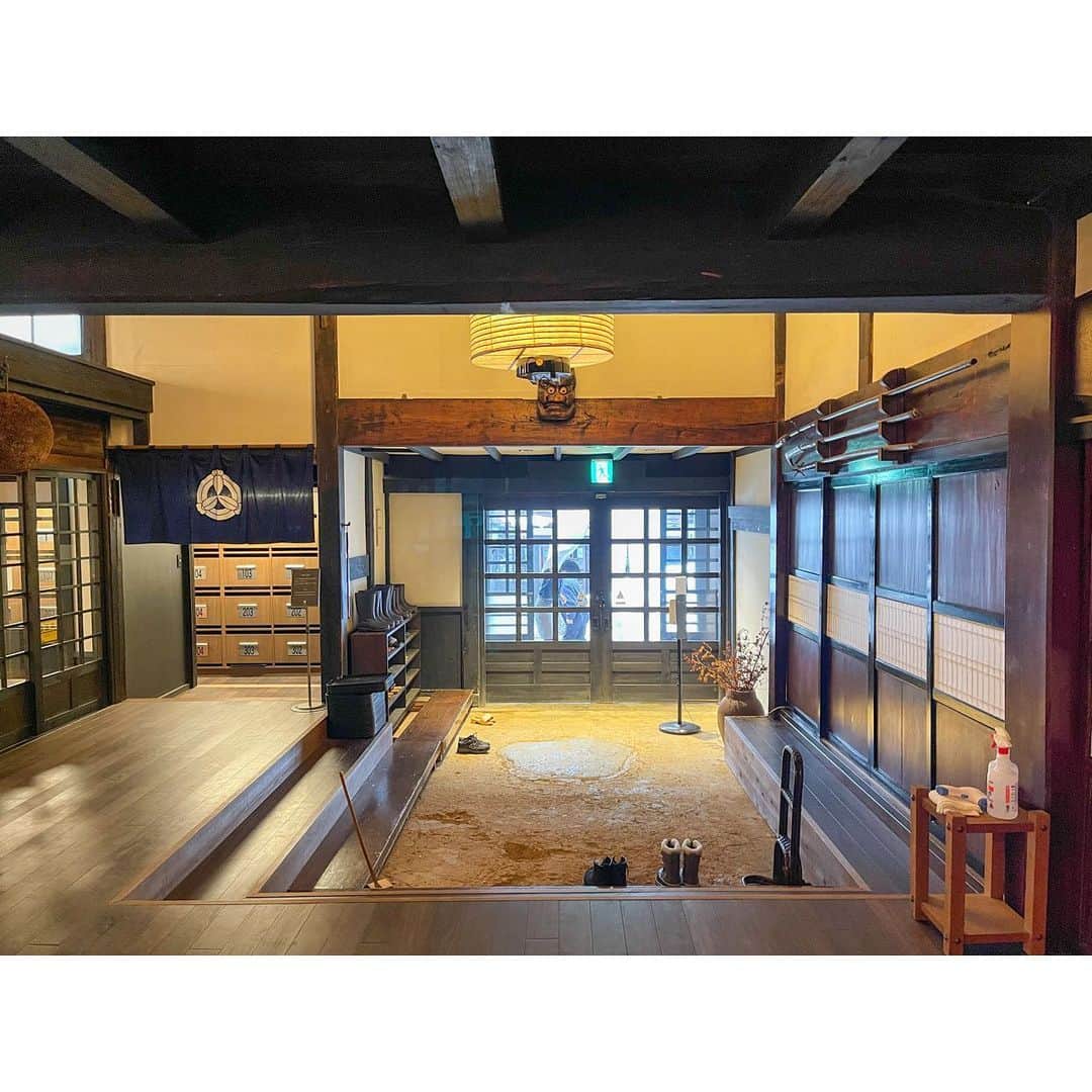 エミ・マイヤーさんのインスタグラム写真 - (エミ・マイヤーInstagram)「A bit of peace in snow country #outofcity I love the snow covered countryside for its clarity and fresh perspective 🙏 I think in my 20s I learned through yoga/meditation to #lovemyself unconditionally to overcome insecurity and in the 30s maybe the journey is to be kind to yourself about goals and expectations (whether it’s career or motherhood ideals). Be kind to yourself and cocoon, basking in the present. Soak in the blessing of now for the next opportunity to grow. Sending love to all women and mums out there❤️🎂新潟の雪国に初めて行ってきました！一面の白、心地よい静けさ🙏#ryugon #龍言」1月23日 16時19分 - emimeyer