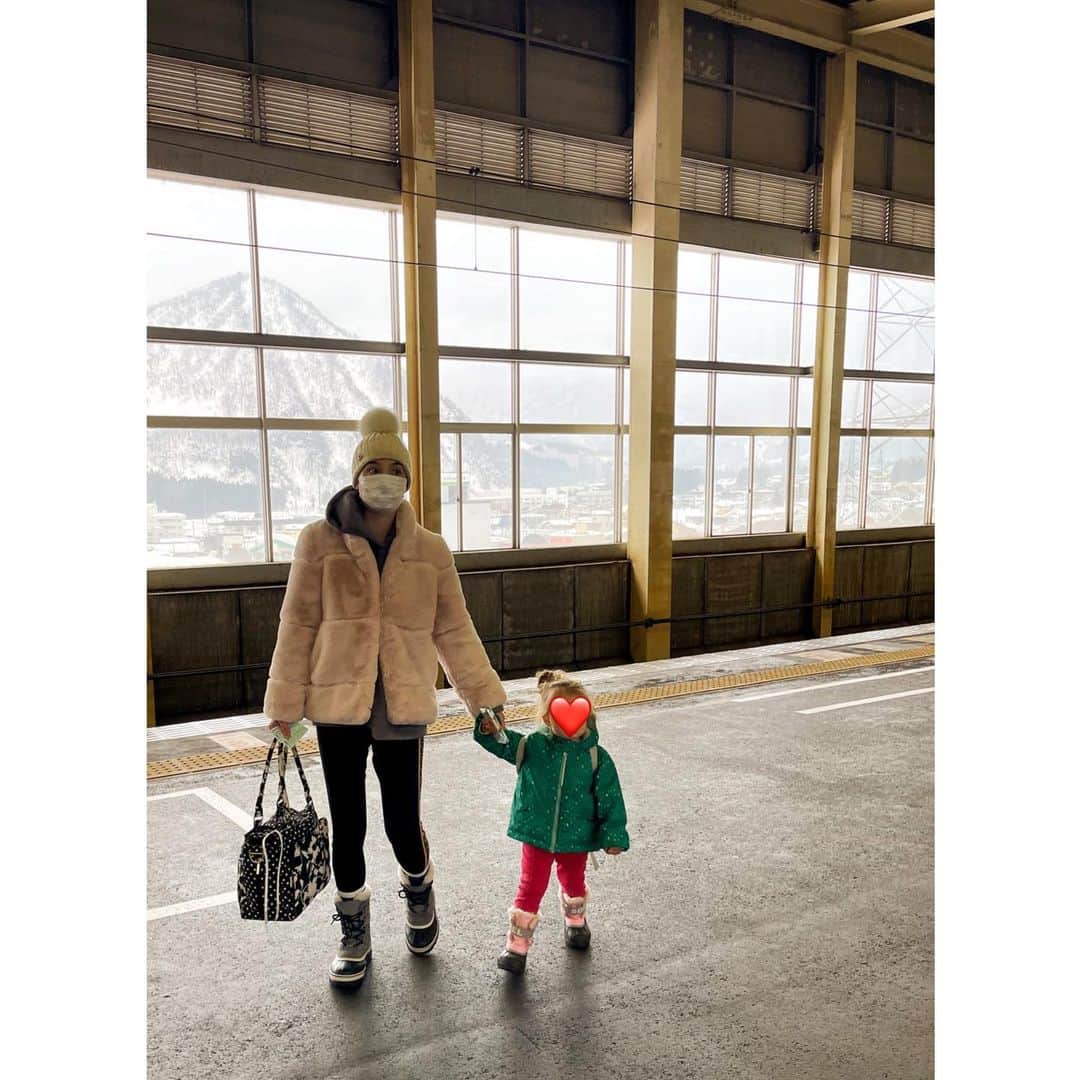 エミ・マイヤーさんのインスタグラム写真 - (エミ・マイヤーInstagram)「A bit of peace in snow country #outofcity I love the snow covered countryside for its clarity and fresh perspective 🙏 I think in my 20s I learned through yoga/meditation to #lovemyself unconditionally to overcome insecurity and in the 30s maybe the journey is to be kind to yourself about goals and expectations (whether it’s career or motherhood ideals). Be kind to yourself and cocoon, basking in the present. Soak in the blessing of now for the next opportunity to grow. Sending love to all women and mums out there❤️🎂新潟の雪国に初めて行ってきました！一面の白、心地よい静けさ🙏#ryugon #龍言」1月23日 16時19分 - emimeyer