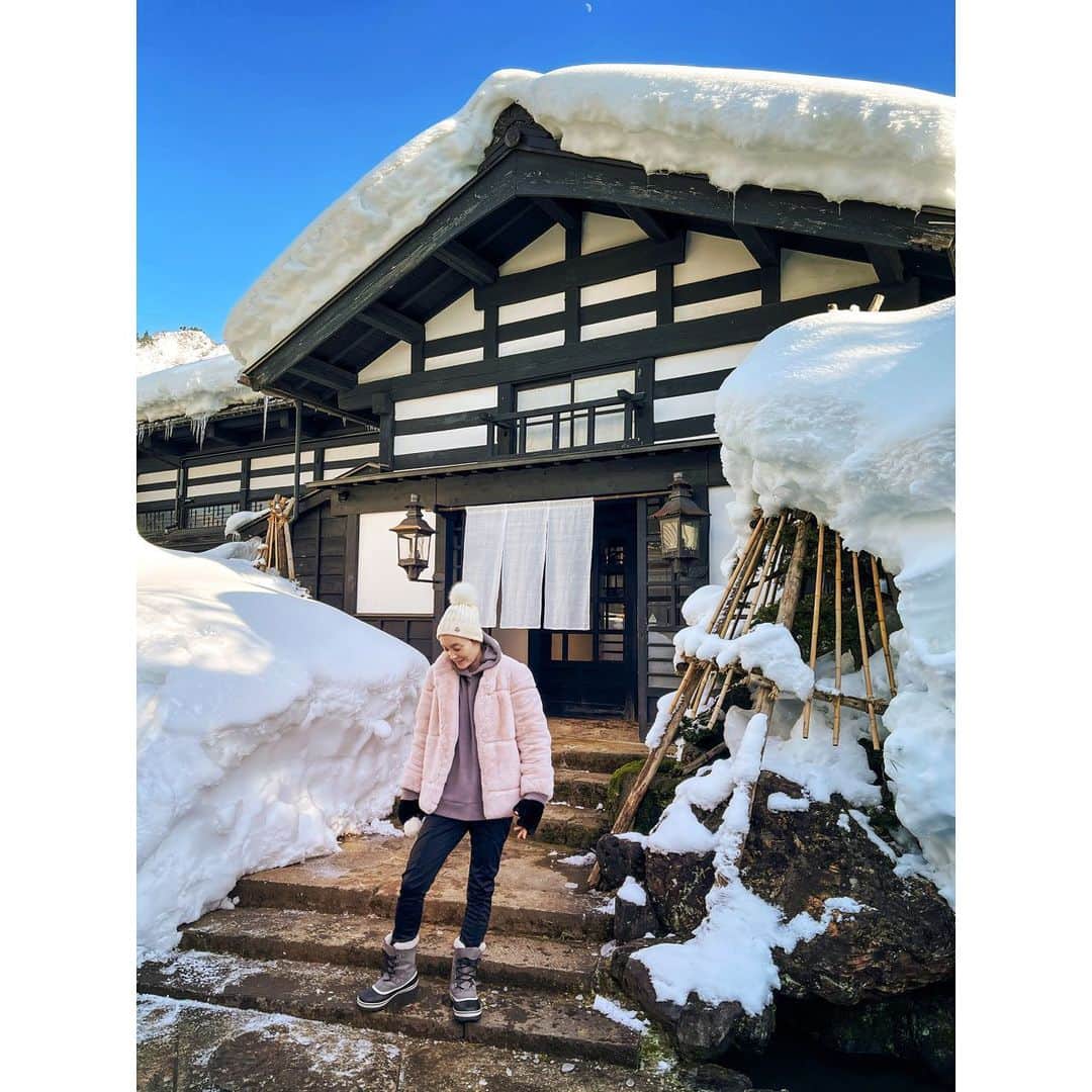 エミ・マイヤーさんのインスタグラム写真 - (エミ・マイヤーInstagram)「A bit of peace in snow country #outofcity I love the snow covered countryside for its clarity and fresh perspective 🙏 I think in my 20s I learned through yoga/meditation to #lovemyself unconditionally to overcome insecurity and in the 30s maybe the journey is to be kind to yourself about goals and expectations (whether it’s career or motherhood ideals). Be kind to yourself and cocoon, basking in the present. Soak in the blessing of now for the next opportunity to grow. Sending love to all women and mums out there❤️🎂新潟の雪国に初めて行ってきました！一面の白、心地よい静けさ🙏#ryugon #龍言」1月23日 16時19分 - emimeyer