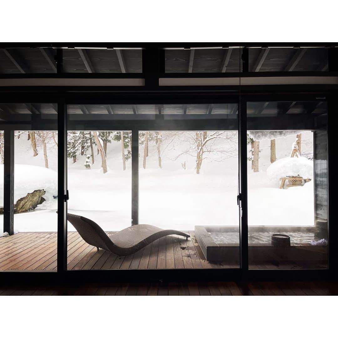 エミ・マイヤーのインスタグラム：「A bit of peace in snow country #outofcity I love the snow covered countryside for its clarity and fresh perspective 🙏 I think in my 20s I learned through yoga/meditation to #lovemyself unconditionally to overcome insecurity and in the 30s maybe the journey is to be kind to yourself about goals and expectations (whether it’s career or motherhood ideals). Be kind to yourself and cocoon, basking in the present. Soak in the blessing of now for the next opportunity to grow. Sending love to all women and mums out there❤️🎂新潟の雪国に初めて行ってきました！一面の白、心地よい静けさ🙏#ryugon #龍言」