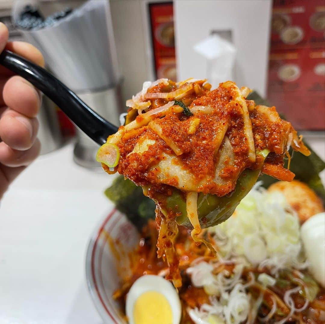 rasuさんのインスタグラム写真 - (rasuInstagram)「蒙古タンメン中本川崎店 北極やさいシャキシャキ10倍麺1/3  やっぱり最高なんだよなぁ… 何回食べても最高なんだよなぁ…… 旨辛って最高すぎて最高(語彙力)  あらためてインスタを見返すと 写真を撮る習慣もないしSNSも頻繁に出来る人じゃないので 過去投稿見るといわゆる麺スタグラムみたいになっててワロタ  #蒙古タンメン中本 #蒙古タンメン中本川崎店 #ラーメン #旨辛 #北極やさいシャキシャキ」1月23日 16時29分 - rashu_eat