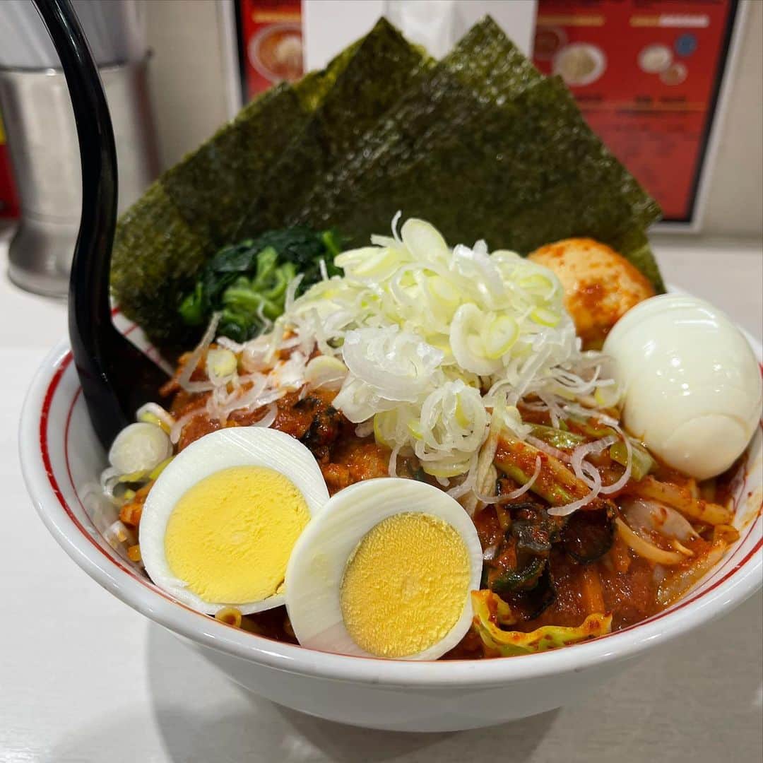 rasuさんのインスタグラム写真 - (rasuInstagram)「蒙古タンメン中本川崎店 北極やさいシャキシャキ10倍麺1/3  やっぱり最高なんだよなぁ… 何回食べても最高なんだよなぁ…… 旨辛って最高すぎて最高(語彙力)  あらためてインスタを見返すと 写真を撮る習慣もないしSNSも頻繁に出来る人じゃないので 過去投稿見るといわゆる麺スタグラムみたいになっててワロタ  #蒙古タンメン中本 #蒙古タンメン中本川崎店 #ラーメン #旨辛 #北極やさいシャキシャキ」1月23日 16時29分 - rashu_eat