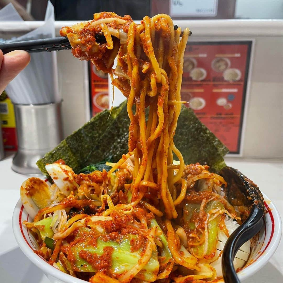 rasuさんのインスタグラム写真 - (rasuInstagram)「蒙古タンメン中本川崎店 北極やさいシャキシャキ10倍麺1/3  やっぱり最高なんだよなぁ… 何回食べても最高なんだよなぁ…… 旨辛って最高すぎて最高(語彙力)  あらためてインスタを見返すと 写真を撮る習慣もないしSNSも頻繁に出来る人じゃないので 過去投稿見るといわゆる麺スタグラムみたいになっててワロタ  #蒙古タンメン中本 #蒙古タンメン中本川崎店 #ラーメン #旨辛 #北極やさいシャキシャキ」1月23日 16時29分 - rashu_eat