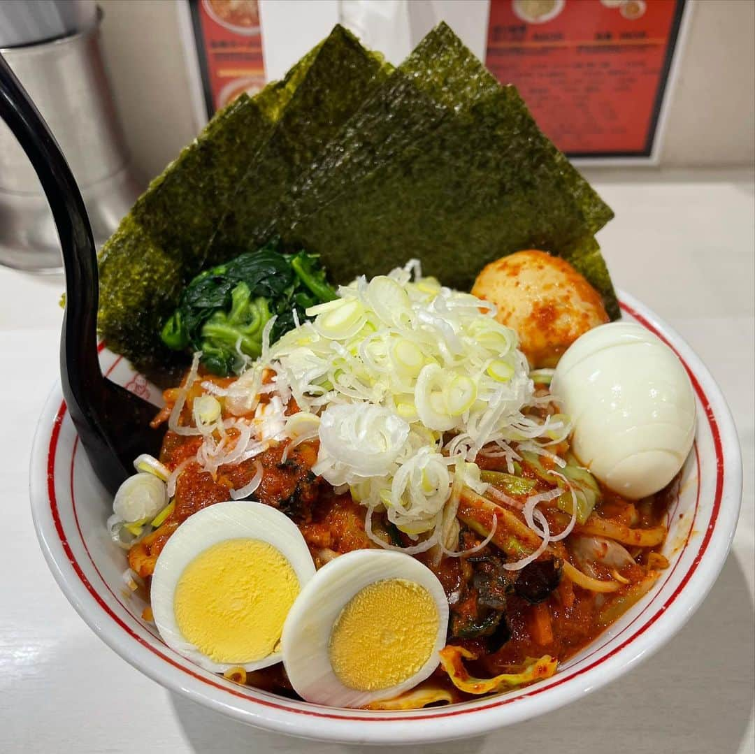 rasuのインスタグラム：「蒙古タンメン中本川崎店 北極やさいシャキシャキ10倍麺1/3  やっぱり最高なんだよなぁ… 何回食べても最高なんだよなぁ…… 旨辛って最高すぎて最高(語彙力)  あらためてインスタを見返すと 写真を撮る習慣もないしSNSも頻繁に出来る人じゃないので 過去投稿見るといわゆる麺スタグラムみたいになっててワロタ  #蒙古タンメン中本 #蒙古タンメン中本川崎店 #ラーメン #旨辛 #北極やさいシャキシャキ」