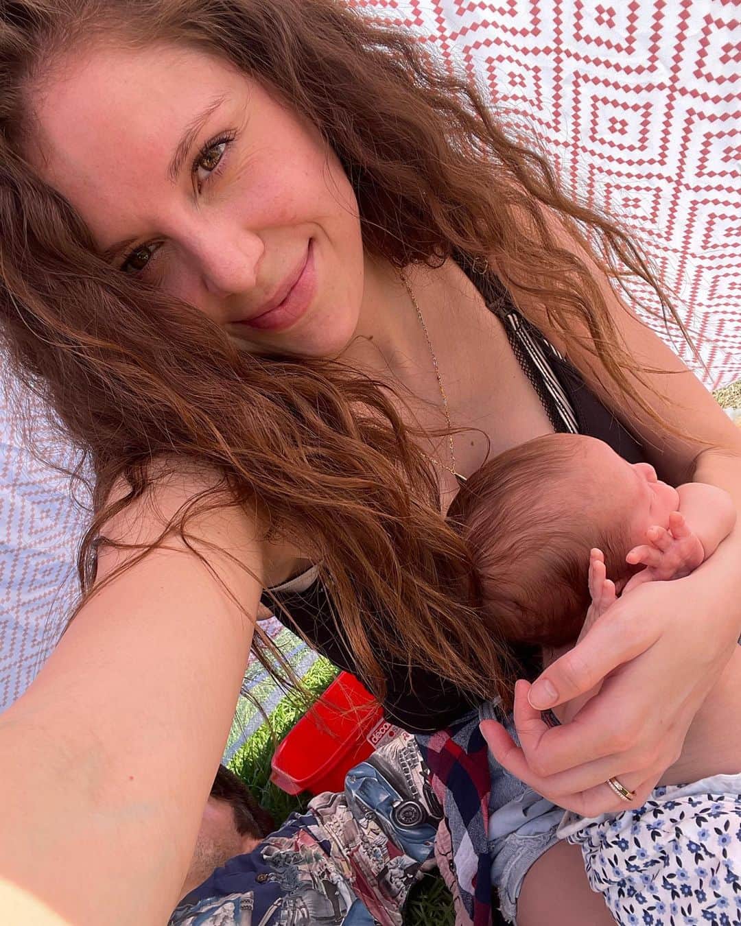 マッケンジー・ヴェガのインスタグラム：「Today 😴 ☀️ 🍼 ❤️ ⛺️」
