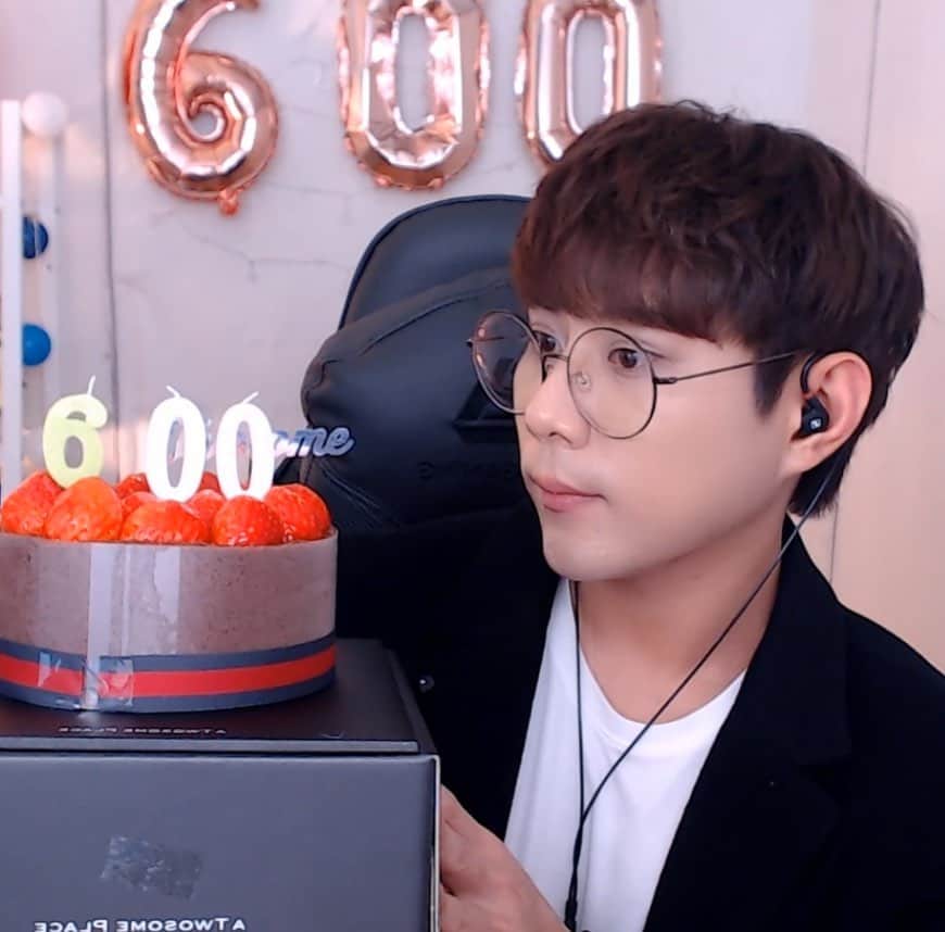 ジョンウク のインスタグラム：「방송 시작한지 600일 감사합니다! 셀카는 또 안찍었네 ㅋㅋㅋㅋㅋ . . . . . . . . #아프리카티비#유튜브#정욱#방송한지#600일」