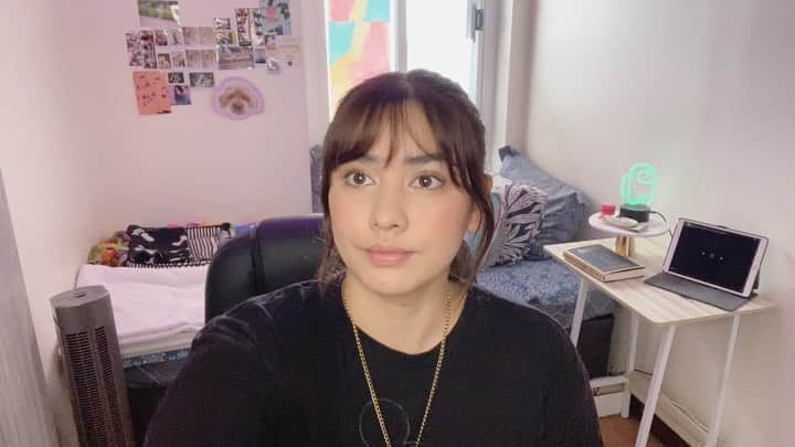 ローレン・ヤングのインスタグラム：「WFH reality - Sending in clips to see your “set” 😹」