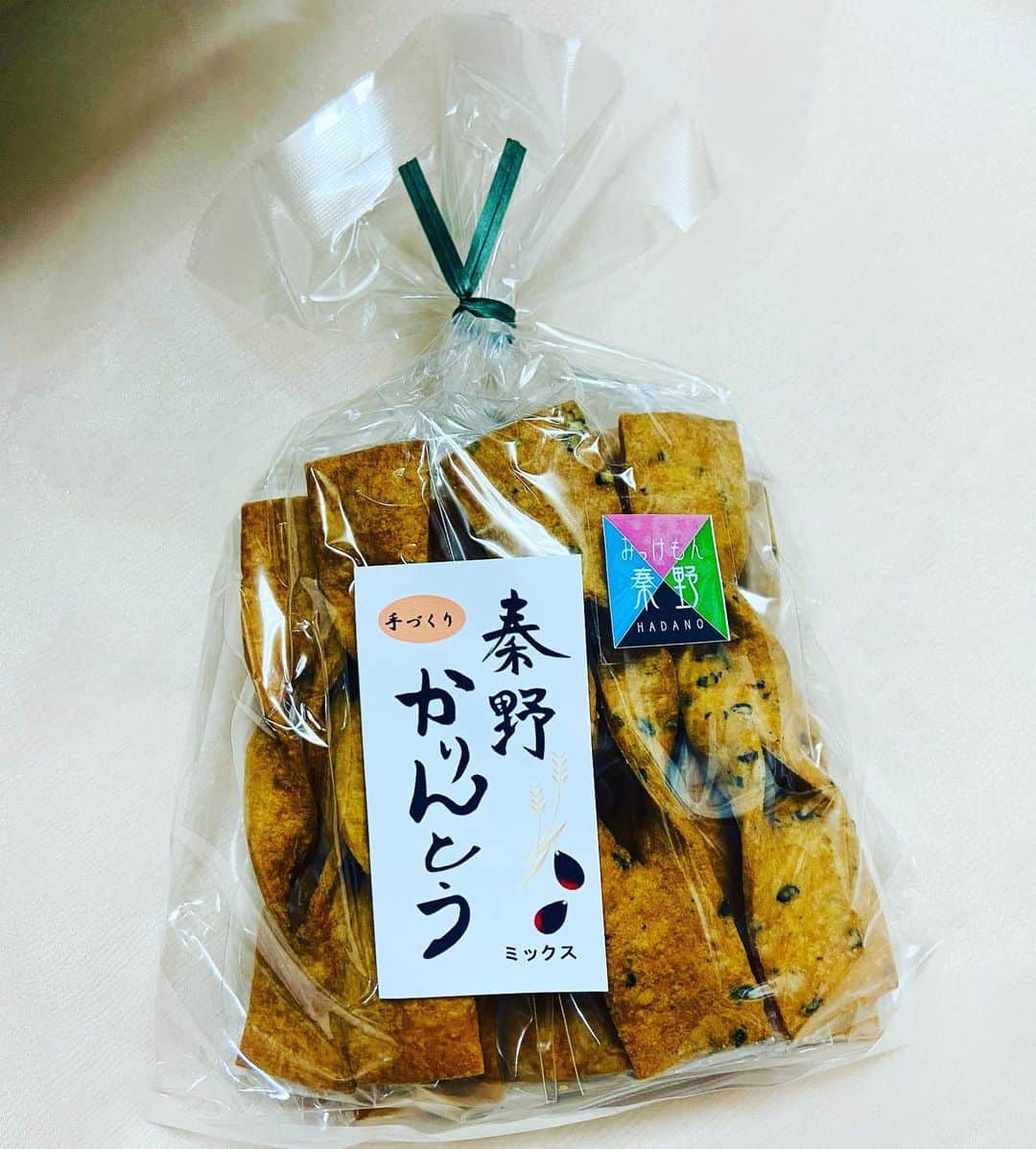のインスタグラム：「《プレミアLABO Vol.14!!》　 沢山のご視聴、本当にありがとうございました☺️　 　 久々にmy機材と共にお届けしたラボ。　 色々至らぬ点もあったと思いますが　 大好きな音空間の中でお届けするあっという間の心躍る時間。　 本当に楽しかったです😊✨　 　 　 秦野のおすすめグルメをご紹介するLABOコーナーでは　 🍡秦野かりんとう工房🍡さんの　 《秦野かりんとう》　 をご紹介。　 秦野産小麦と国産の小麦粉・ゴマを使用。　 キャノーラ油を用い、保存料・添加物を使用していない身体にも嬉しい逸品です♪　　  香ばしくて素朴な味わい、しっかりとした歯応えが私はお気に入りです🤤🤤 　 販売はJA秦野直売所《じばさんず》で。　 そしてなんと！！お取り寄せも可能です♪　 ☑︎ #丹沢のぼる商店 と検索！　 楽天さんから飛んでいただけます🤲　 　 　 さあ〜これからもワクワクを引き続き作っていくぞ〜　  プレミアLABO Vol.15も近日発表!!　 そして、嬉しいお知らせも続く予定です…✨✨🌸 どうぞよろしくお願いします🤲😊　 　 　 #プレミアlabo #配信 #live #ライブ #music #home #かりんとう #秦野かりんとう #添加物不使用 #保存料不使用 #ナチュラル #おいしい #軽い #食べ心地 #通販 #あります #じばさんず #お買い物 #グルメ #instafood #sweet #japanesefood #シンガーソングライター #はだのブランドアンバサダー #music #love  #piano #enjoy #😊#🎤」