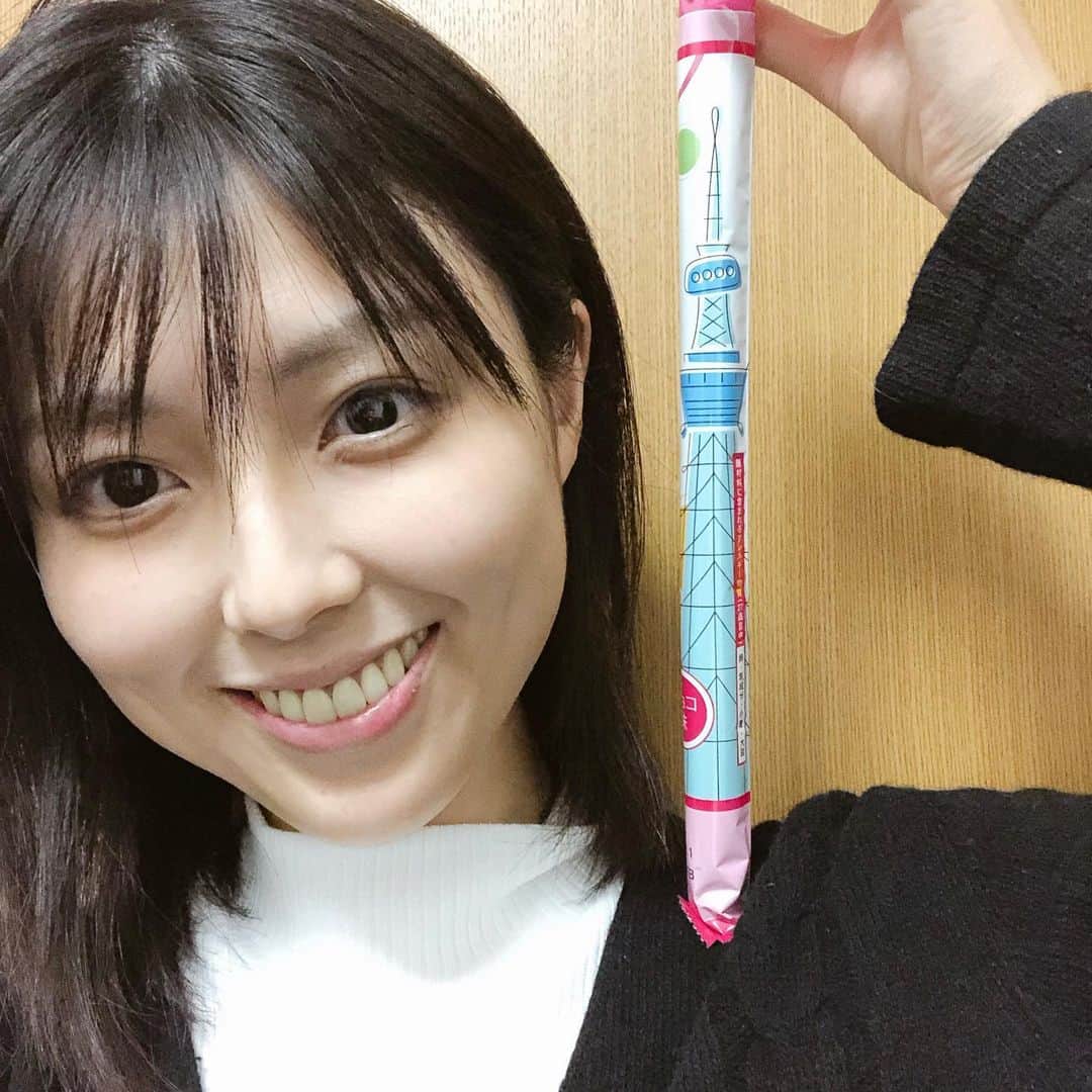 渋谷飛鳥のインスタグラム：「#スカイツリー のお菓子🤩  食べ切るのに結構時間がかかる ボリュームのあるチョココロン🍫笑  これはいただき物だけど この前東京駅じゃないところで #東京バナナ がセールやってたなぁ🤔  東京にいたらなかなか食べる機会がないけど 時期的に お土産持って地元に帰ることも難しい  おやつにどんどん買っていこう！😆」