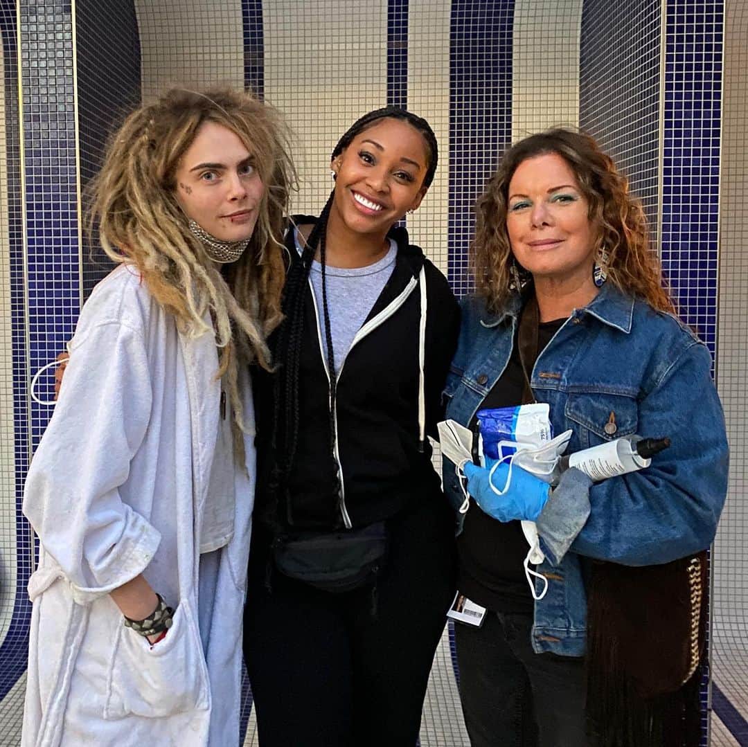 マーシャ・ゲイ・ハーデンのインスタグラム：「What a blast to work with these beauties, @caradelevingne & @luv_jjp . Thanks to the entire crew of #ElbowsDeep - we all Covid tested every day, wore masks, hand sanitized, so that we could get back to work and even shoot a story without masks. Directed by legend @catherinehardwicke , and put together by #WeDoItTogether. #wdit supports and enables women by hiring women. Finally thank you to the Ever generous Dr. Susan Partovi. She ministers to the homeless on skid Row, and shows us the power of kindness & generosity. With her positive outlook, she makes a difference every day, offering hope to  people in need, and believing that Hope can bring change. She reminds us that we can always do just a little bit more.  Finally, thank you to @berniesanders for visiting set.  Thx @amyledermanmakeup」