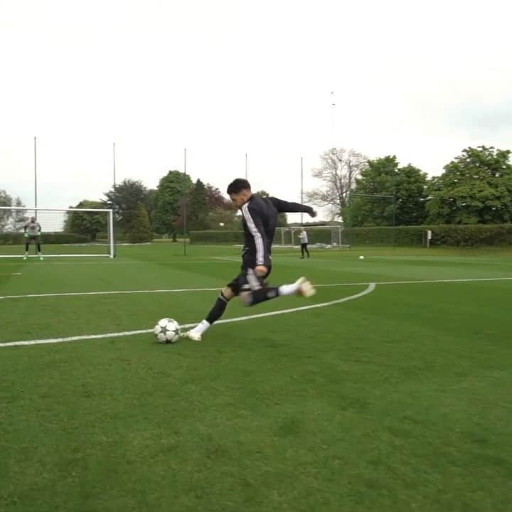 F2Freestylersのインスタグラム：「One for the keepers! 🧤  @hdgomes with some top saves! 🌍👐🏻  #goalkeeper #goalkeepersunion #saves #topsaves」