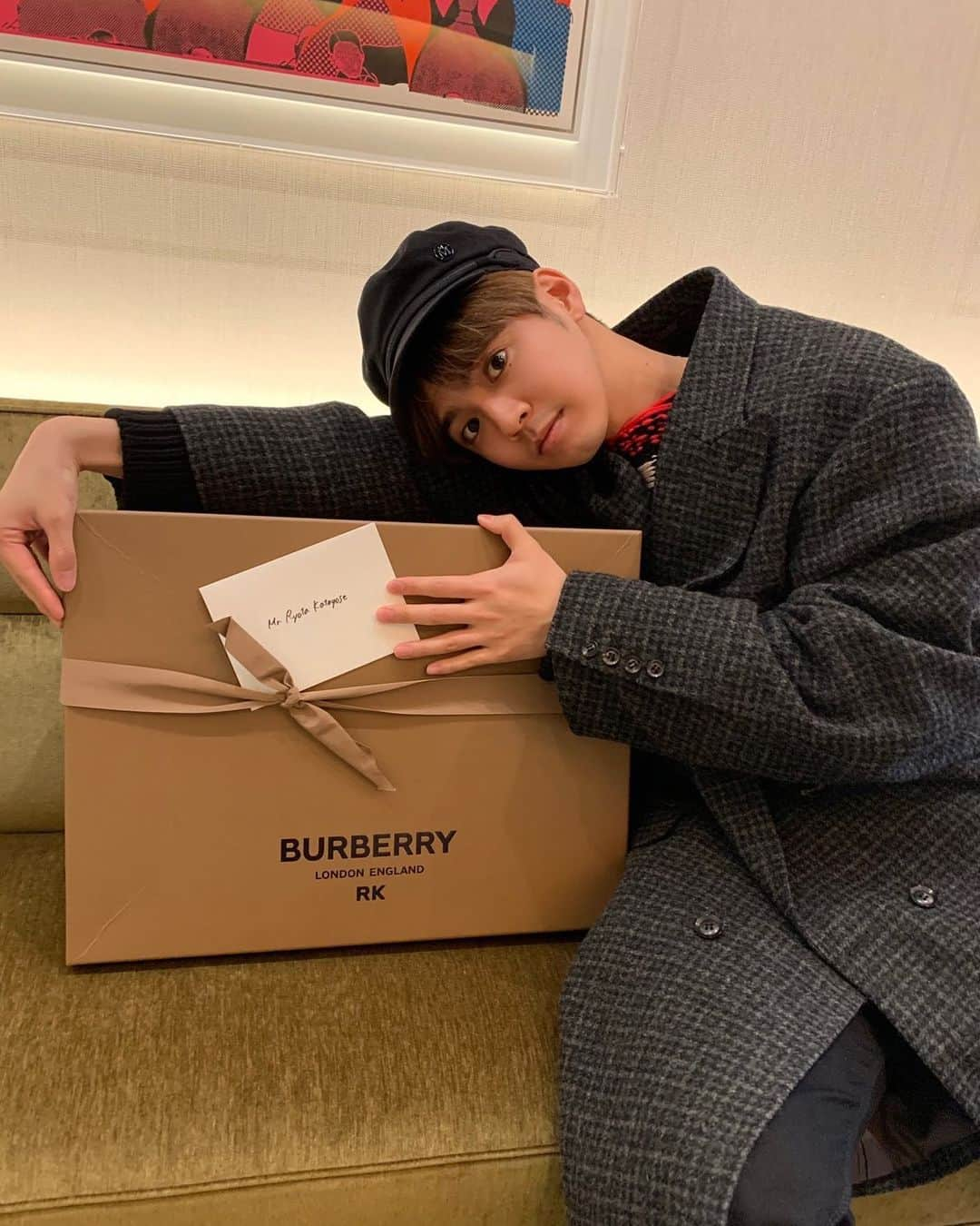 片寄涼太さんのインスタグラム写真 - (片寄涼太Instagram)「My initials = “RK” 👀💡 Thank you so much for such an amazing gift from Team @burberry @riccardotisci17 🙏✨✨」1月23日 16時49分 - ryota_katayose__official