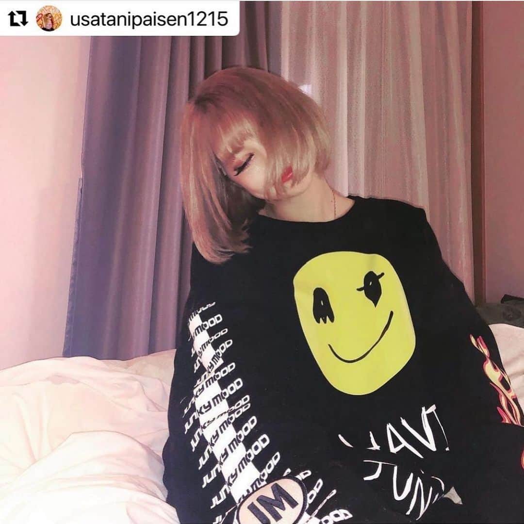 のインスタグラム：「. . 服をプレゼントしたら、すぐに着てくれて  嬉しすぎるし、似合いすぎてるし（笑）  こうしてSNSにまで！？有り難すぎる…  ↓  #Repost @usatanipaisen1215 with @make_repost  . 大好きスマイル☺️ . スマイルみると昔からゲットしたくなる病😂💖 . ほんとかわええ🐇🐇🐇🔥 . @junkymood さんのやつだよん！ . #misono ちゃんに教えてもらったブランドなんだけど  可愛いのめっちゃ置いてあって最近のお気に入りなんだ♪ . 生地感もしっかりしていてデザインも凝っていてきゅんです💋 . #love #followback #instagramers #tweegram #amazing #smile #follow4follow #like4like #look #instalike #igers #picoftheday #food #instadaily #instafollow #followme #スマイル #junkymood」