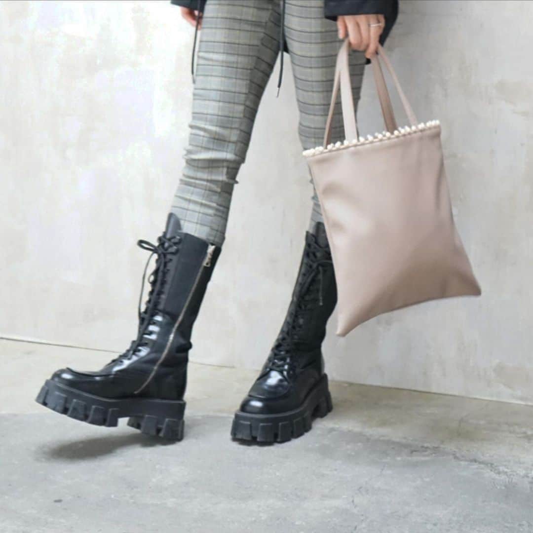 木本泉さんのインスタグラム写真 - (木本泉Instagram)「-﻿ 雨降りで肌寒いですね☔️﻿ 明日は都内雪が降るのかな？☃️﻿ ﻿ 昨日、暖かかったかったのが嘘みたいですね☀️﻿ ﻿ coat #enfold﻿ knit #adore﻿ pants #zara﻿ boots #prada﻿ bag #fleur_bag﻿ ﻿ eco leather totebagは雨の日でも簡単に拭けるので便利💡」1月23日 16時55分 - izumikimoto
