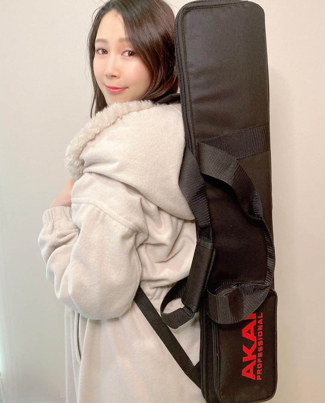 若林愛のインスタグラム：「先月発売になった新製品のEWIのソフトケース「TRI BAG」🌟 長くて手持ちのケースからはみ出しがちだったEWI SOLOもバッチリ入ります😂👌✨ 中にベルトが付いてるので楽器の安定感も◉です✨数本入りそうです笑 背負えたり手に持てたり3WAY仕様🙌 ケース検討中の方にオススメ🌟 . #AKAI #EWI #akaiewi #ewisolo #ewi4000s #ewi5000 #ewicase #ケース #楽器ケース #ソフトケース #3way #3wayバッグ #ウインドシンセ #イーウィ #tribag #akaiprofessional #snidel #snidelコート」