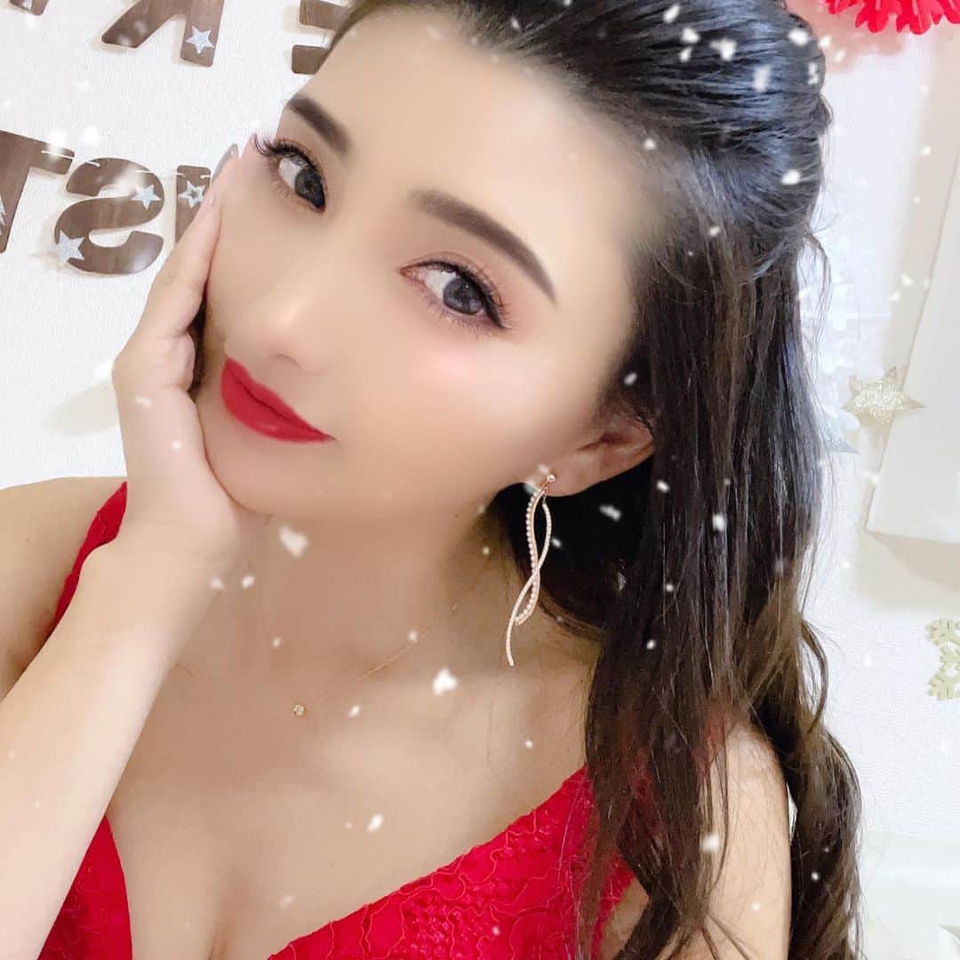 マキろんのインスタグラム：「かおたんにもらった クリスマスプレゼント🎁🎄✨ ・ swarovskiのイヤリング💎✨ ピアスは穴を開けてないので ちゃんとそこも知っててくれて 嬉しい😆✨💖 ・ ブランドも形も使い勝手も 全て完璧なプレゼントでしたが いつも私たち女子が言ってるのは 気持ちが伝わればなんでも プレゼントは嬉しいよねって😆 ・ 大切だから何かしてあげたいんだし 大切だから笑顔が見たいんだし その大切だよって伝わればいいわけで、お花1本でもいいし、言葉だけでは表しきれない気持ちをプレゼントにのせてくれたらほんとに嬉しいです😆 ・ 意外と気持ちを伝えるのって 常に好きだよ 愛してるよって 上手い人はいいと思うけど なかなか恥ずかしくて言えない人もいると思うし😌 ・ デートの日に あ、そういえばコンビニ寄ったら 美味しそうなお菓子あって 君に買ってきたよ とかでもほんと嬉しい❗️ ・ あ、コンビニいってるときまで わたしのこと考えてくれる人なんだ💖って嬉しくてルンルンになると思う❣️ ・ モテる男はまぁそれが自然に備わってるからすごいよね✌️ 人間力大事✨本当そう思う #山内智恵#マキろん#japanesegirl  #ファッション#fashion #可愛い#ありがとう#大好き #follow#ootd#present #プレゼント#🎁#気持ちが伝わればそれでいい #かおたんありがとう」