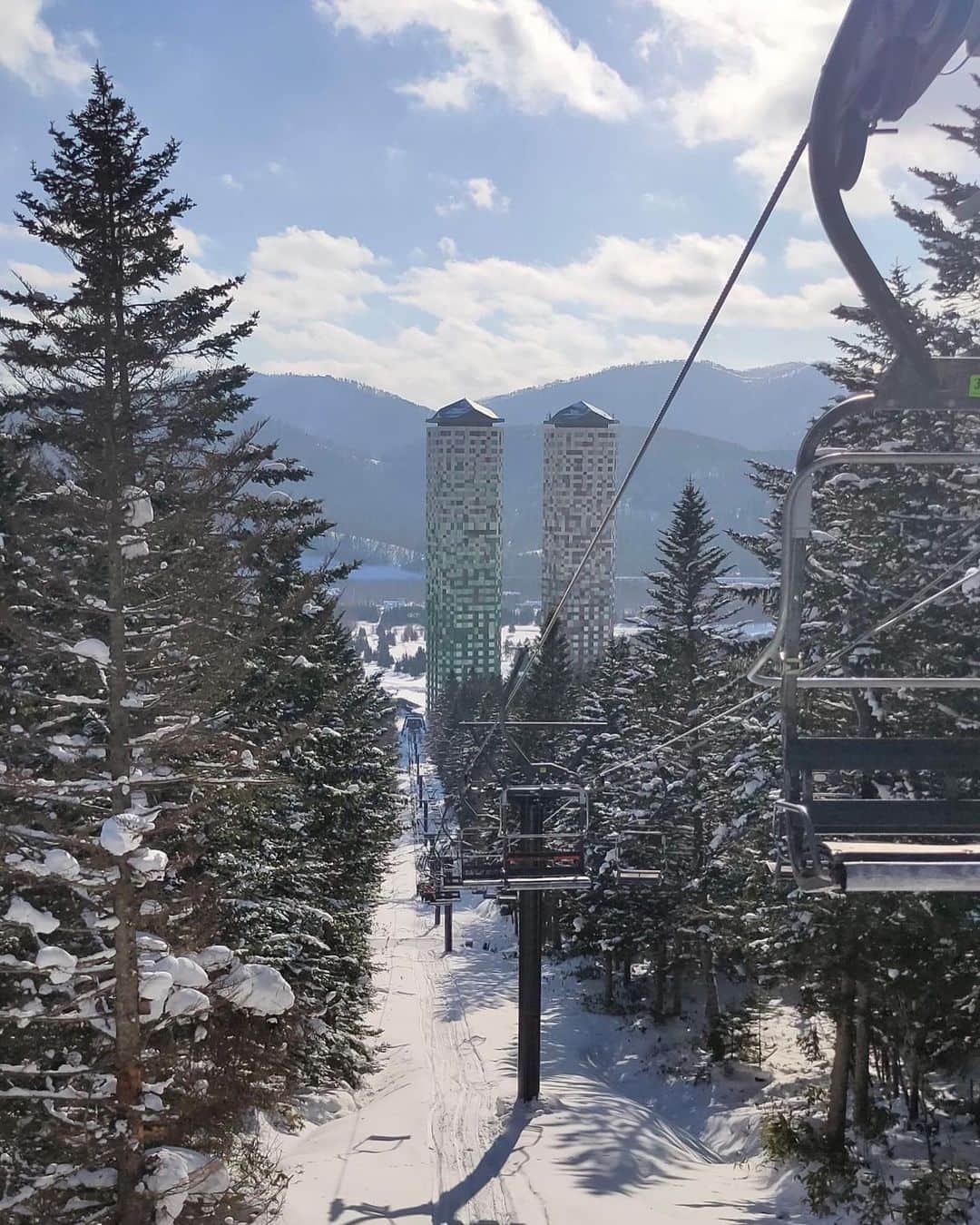 のインスタグラム：「Today’s Hoshino Resorts TOMAMU   昨日の夕方からの雪が止み、気持ち良い朝を迎えた星野リゾート　トマム。美しい青空と霧氷が広がった一日でした。  上級者限定解放エリアもスロープスタイルも全面オープンしています。スロープスタイルでは、特に11メートルの上級キッカーのコンディションが良好でした！本日もご来場ありがとうございました🏂⛷❄️✨  #HoshinoResorts #星野リゾート #tomamu #hoshinoresortstomamu #星野リゾートトマム #トマム #risonaretomamu #リゾナーレトマム #risonare #リゾナーレ #北海道旅行 #星野集團 #Hokkaidotrip #霧氷テラス　#terraceoffrosttree」