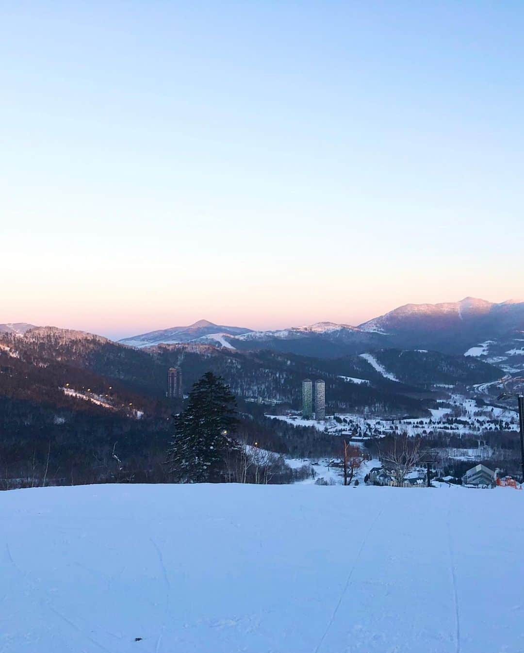 星野リゾート　トマムさんのインスタグラム写真 - (星野リゾート　トマムInstagram)「Today’s Hoshino Resorts TOMAMU   昨日の夕方からの雪が止み、気持ち良い朝を迎えた星野リゾート　トマム。美しい青空と霧氷が広がった一日でした。  上級者限定解放エリアもスロープスタイルも全面オープンしています。スロープスタイルでは、特に11メートルの上級キッカーのコンディションが良好でした！本日もご来場ありがとうございました🏂⛷❄️✨  #HoshinoResorts #星野リゾート #tomamu #hoshinoresortstomamu #星野リゾートトマム #トマム #risonaretomamu #リゾナーレトマム #risonare #リゾナーレ #北海道旅行 #星野集團 #Hokkaidotrip #霧氷テラス　#terraceoffrosttree」1月23日 17時03分 - hoshinoresorts_tomamu