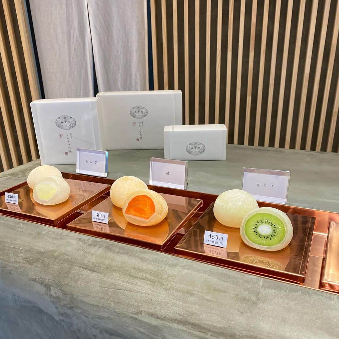 大倉ちなのインスタグラム：「〜 ずっと気になっていたフルーツ大福やさんにいけたよ🍓🍊🥝　わたしはみかんをチョイス　マスクメロンも美味しそうでした〜😗♫♫ 今日みたいな雨の日はあんまり 待ち時間なく買えました❣️✌️ . #たべすたぐらむ  #フルーツ大福 #弁才天フルーツ大福  #photography  #sweet #instagood」