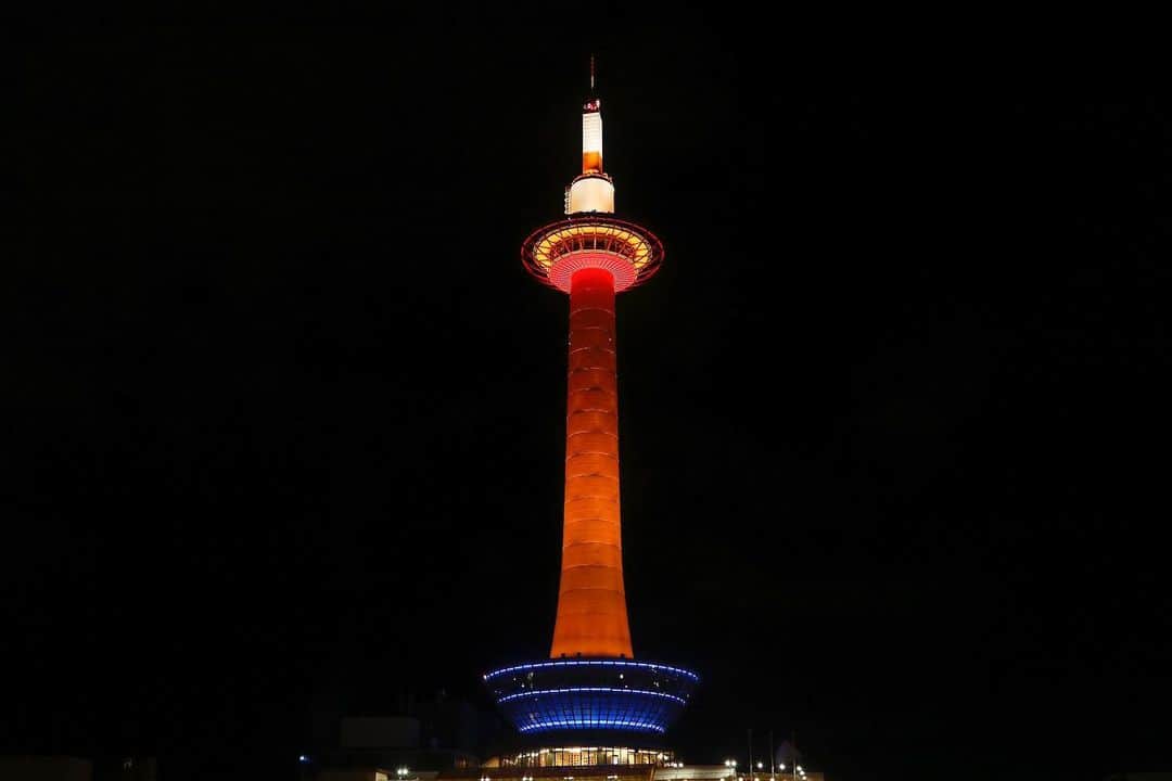 のインスタグラム：「*﻿ 【💡ライトアップ情報💡】﻿ ﻿ 本日、1月23日(土)は京都駅周辺 Winter Illumination 「ときめきプロジェクト」の一環として、﻿ 日没～24:00の間、京都タワーの塔体を初日の出をイメージした《オレンジ》にライトアップいたします✨﻿ ﻿ 《オレンジ》にライトアップをされた京都タワーをみかけたら、﻿ 皆さんもぜひSNSで #京都タワー をつけて投稿してみてくださいね🎵﻿ ﻿ 寒い日が続きますが、お身体に気をつけてお過ごしくださいね😊﻿ ﻿」
