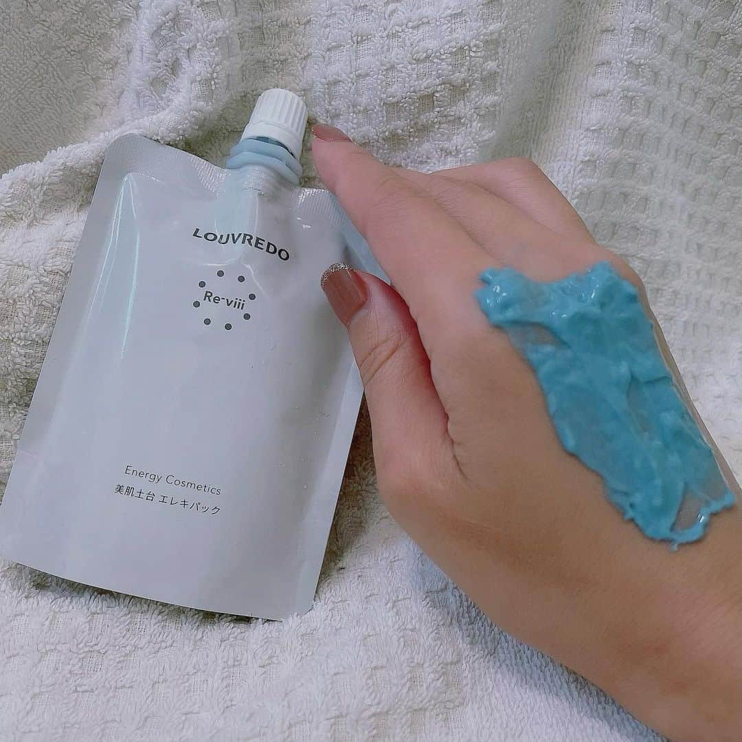 田中美里のインスタグラム：「LOUVREDOの 美肌土台エレキパック  このパックも長年（ピンクのボトルの時から）愛用しています。  お肌の調子が悪いとビリビリとした刺激を感じます。  私はずっと使っているのでビリビリ感が今は全くなくて少し寂しいくらいです。  たまにビリビリを感じると『お！修復している過程だ！』と嬉しくなります。  自分の肌の調子のバロメーターを確認できるのがいいんです。  ルーヴルドーアンバサダーから 鉱石パワーを体感できる フェイスパックのご紹介でした！  #ルーヴルドー #louvredo  #アンバサダー #美容 #パック  @louvredo_official」