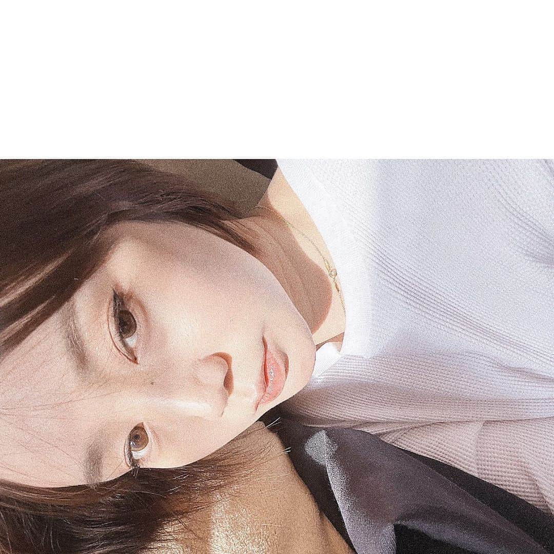 西本早希のインスタグラム：「・ UZUの人気アイライナーから 1月10日に全国発売になったということで  お試しさせてもらいました 👀！  発売されたのは 枠にとらわれない7色の黒！ その中でも私が気に入った 01のピッチブラック(📷2.3枚目) 04のプラチナムブラック(📷1.4枚目)を✌🏻  ピッチブラックははっきりした王道の黒！  プラチナムブラックは 少し透け感がある黒！🖋  色ももちろん可愛いんだけど アイラインは細かく丁寧に書きたい派だから 筆が太すぎてもだめで 硬すぎても柔らかすぎてもだめなんだけど  UZUのアイライナーは描きやすかった〜　 他の色も綺麗だったから気になった方は ぜひ 🦕  #UZU  #アイライナー  #7shadesofblack  #UnFramesTheBeauty」