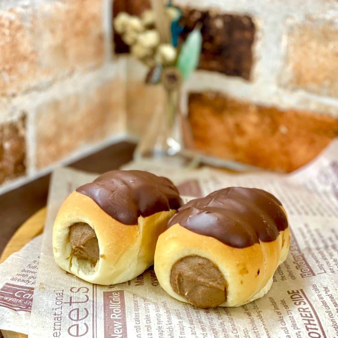 名古屋コミュニケーションアート専門学校_製菓調理のインスタグラム：「チョコレートクリームたっぷりでポテっとしたコロネになりました😂♡」