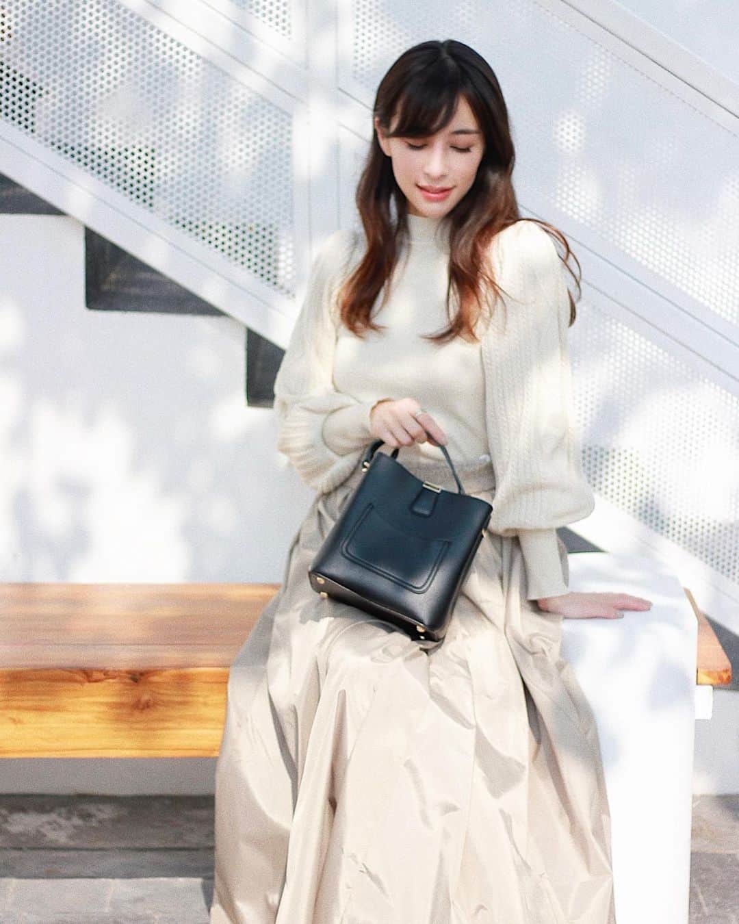 瀬戸晴加のインスタグラム：「今日は近所にオープンしたカフェに初めて行ってみました☕️すごく長い期間工事していたので何になるのかと思っていたらすっごくオシャレなカフェで嬉しい！徒歩圏内なのでまた遊びに行こう。そんな今日のコーデはオール @fifth_store☺️ 眩しくて目が開かなかった！笑 @editsheen_store  #fifth#fifthtl#秋コーデ#fashion#ootd#knit#brown#ニットコーデ#フェミニン#カジュアル#平均身長コーデ#フィフス#ニット#EditSheen#エディットシーン#バッグ#BAG#ワンハンドルミニスクエアカラーバッグ#ケーブル編みボリュームスリーブニット#ギャザータフタロングスカート」